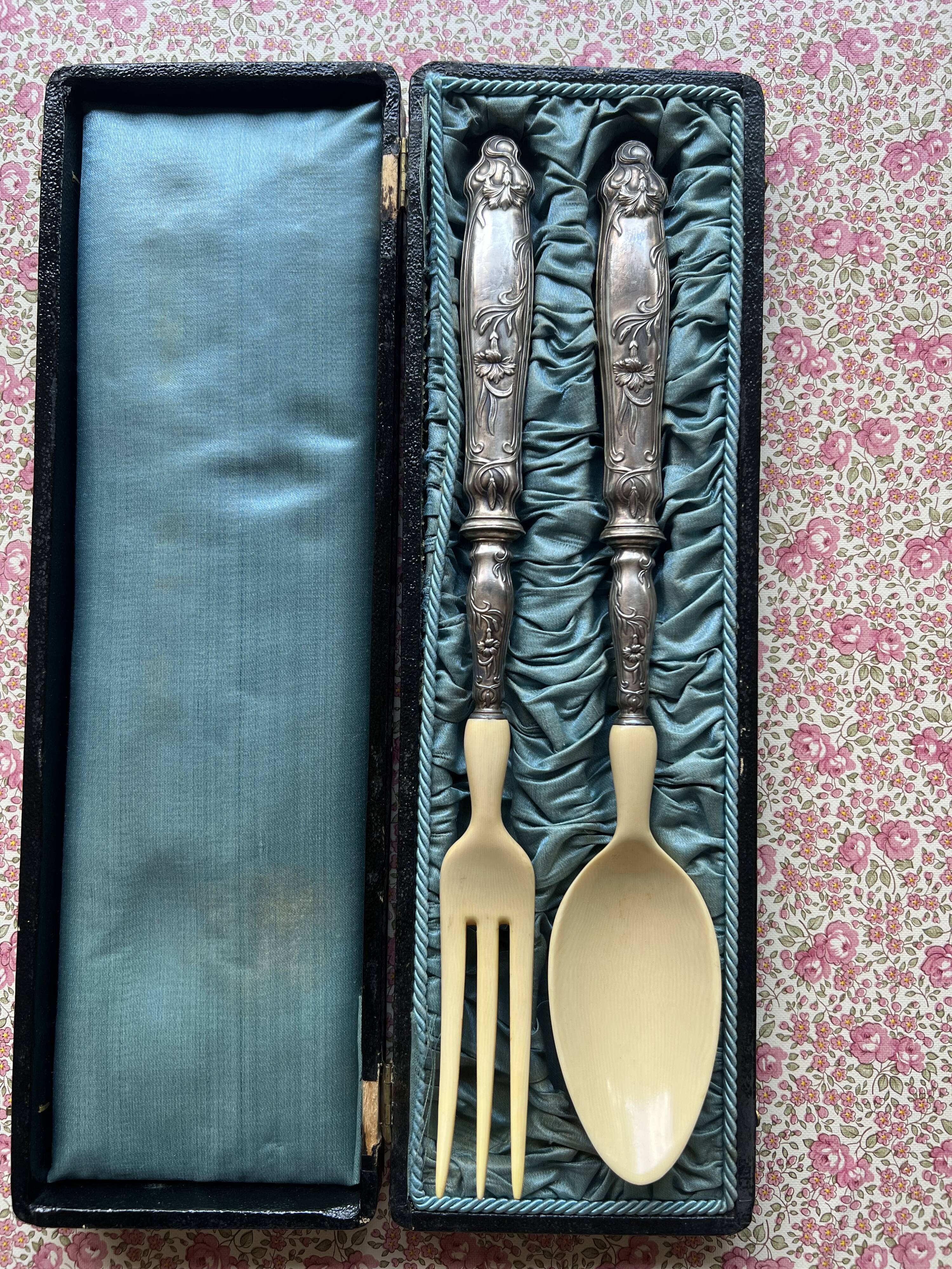 Antique silver-plated and ivory/bone salad service – In its box of