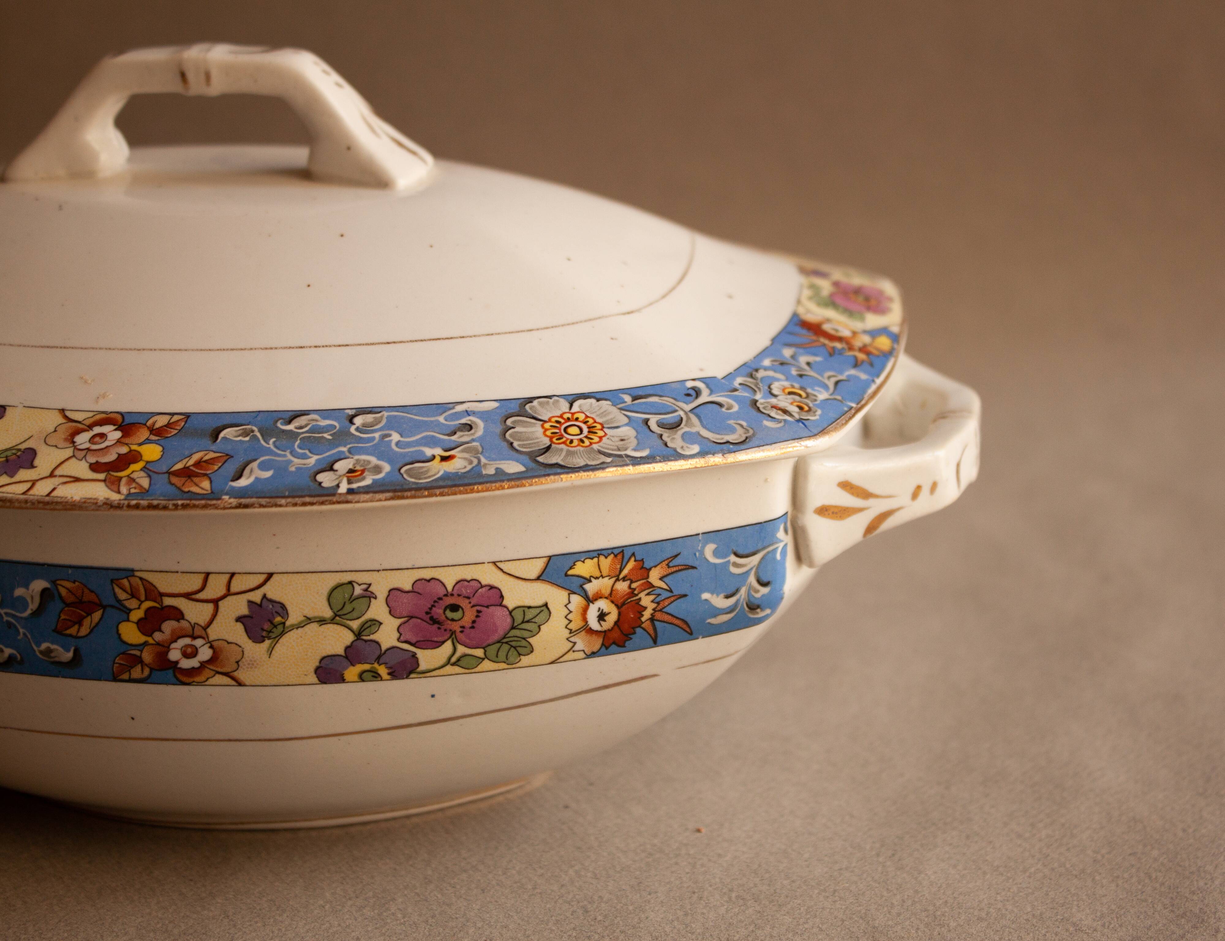 Sopera de porcelana antigua. Manufactured in Spain in the decade of 1920.