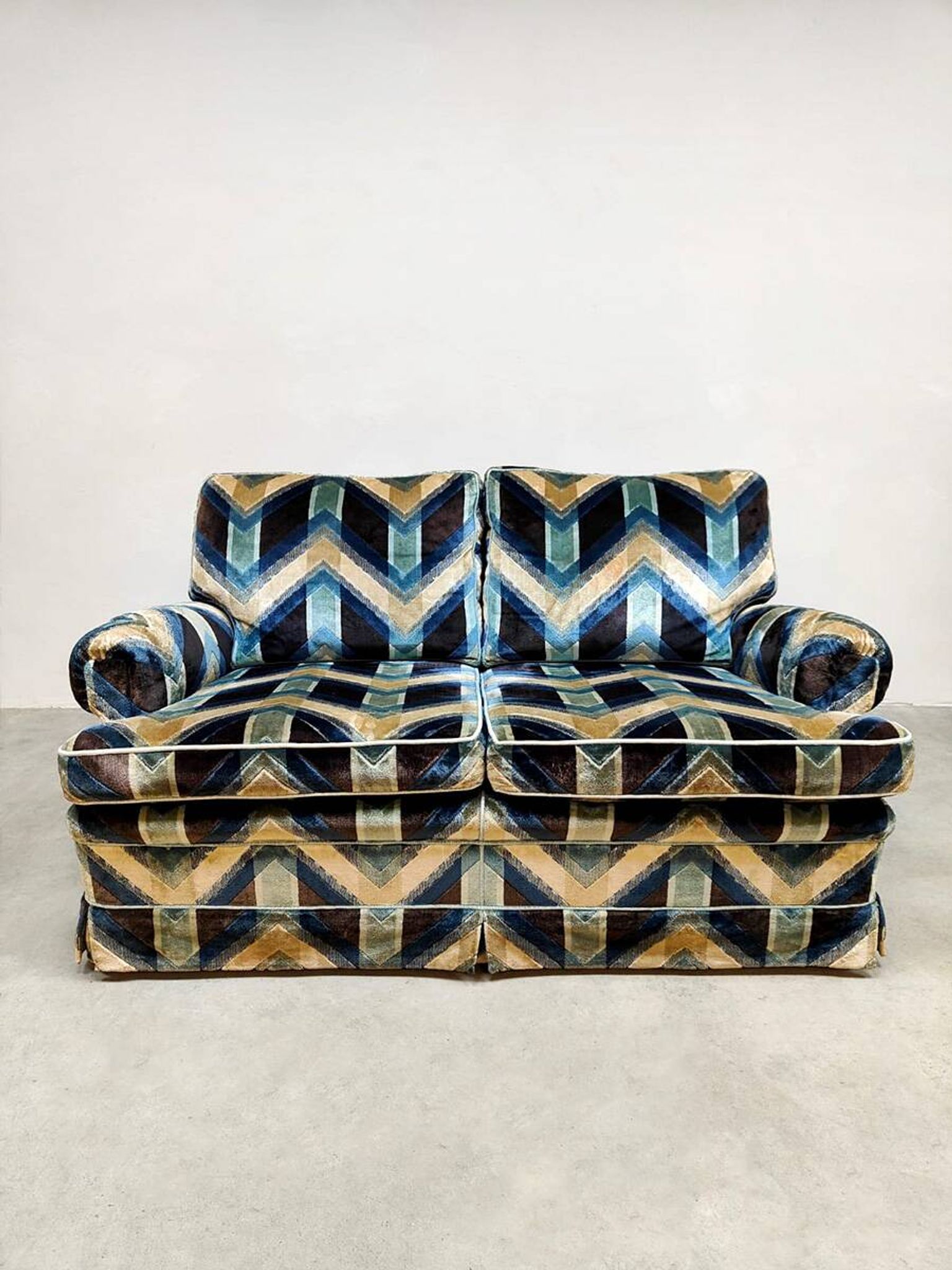 Vintage design Luxury velvet lounge sofa 2 seater 'Geometric lines'