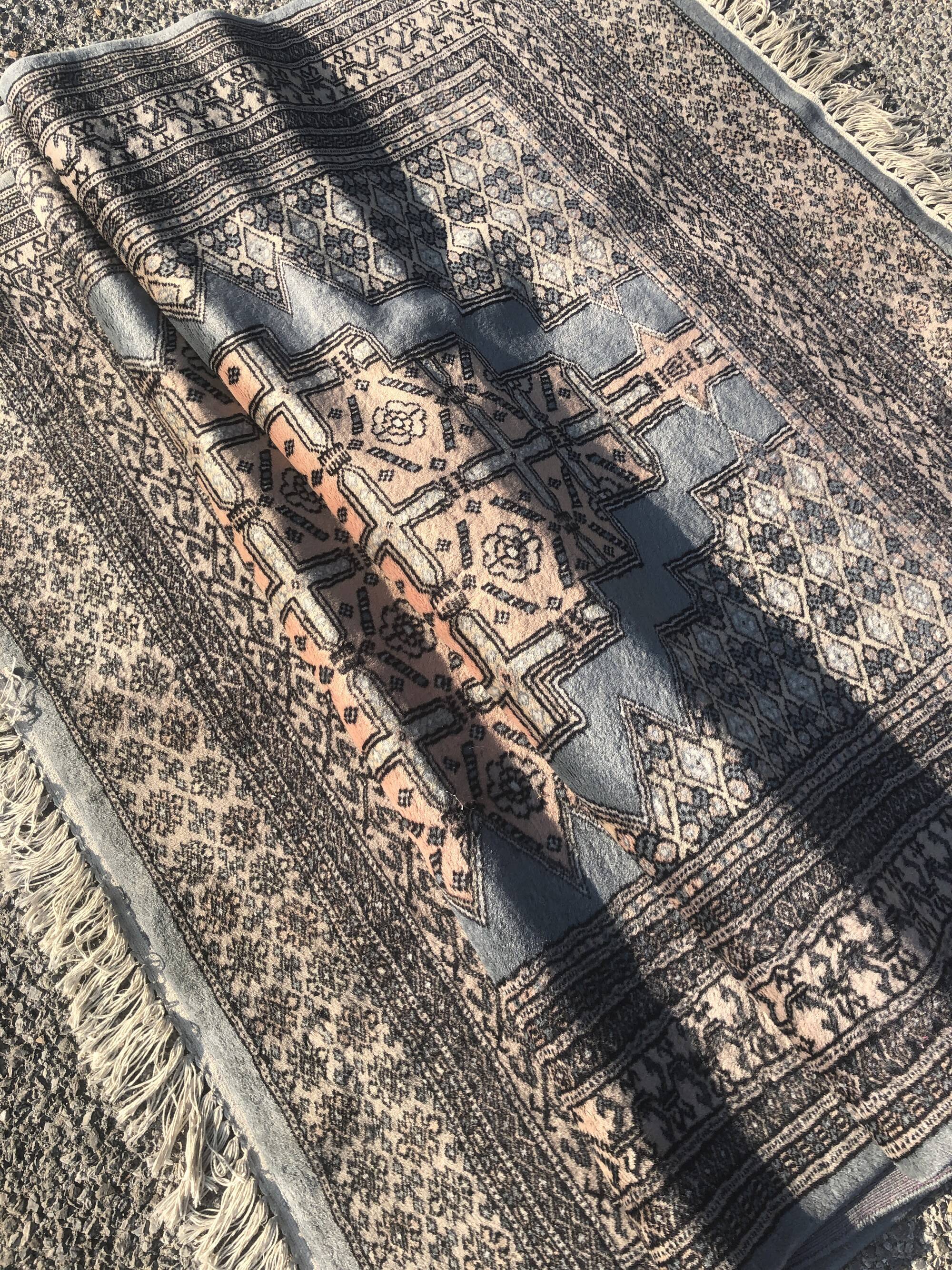 Pakistan oriental rug. 1.28 X 1.90 meters. Handmade