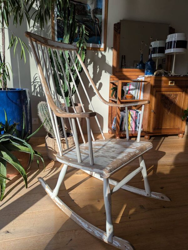 Fauteuil à bascule vintage en bois – patine d’origine