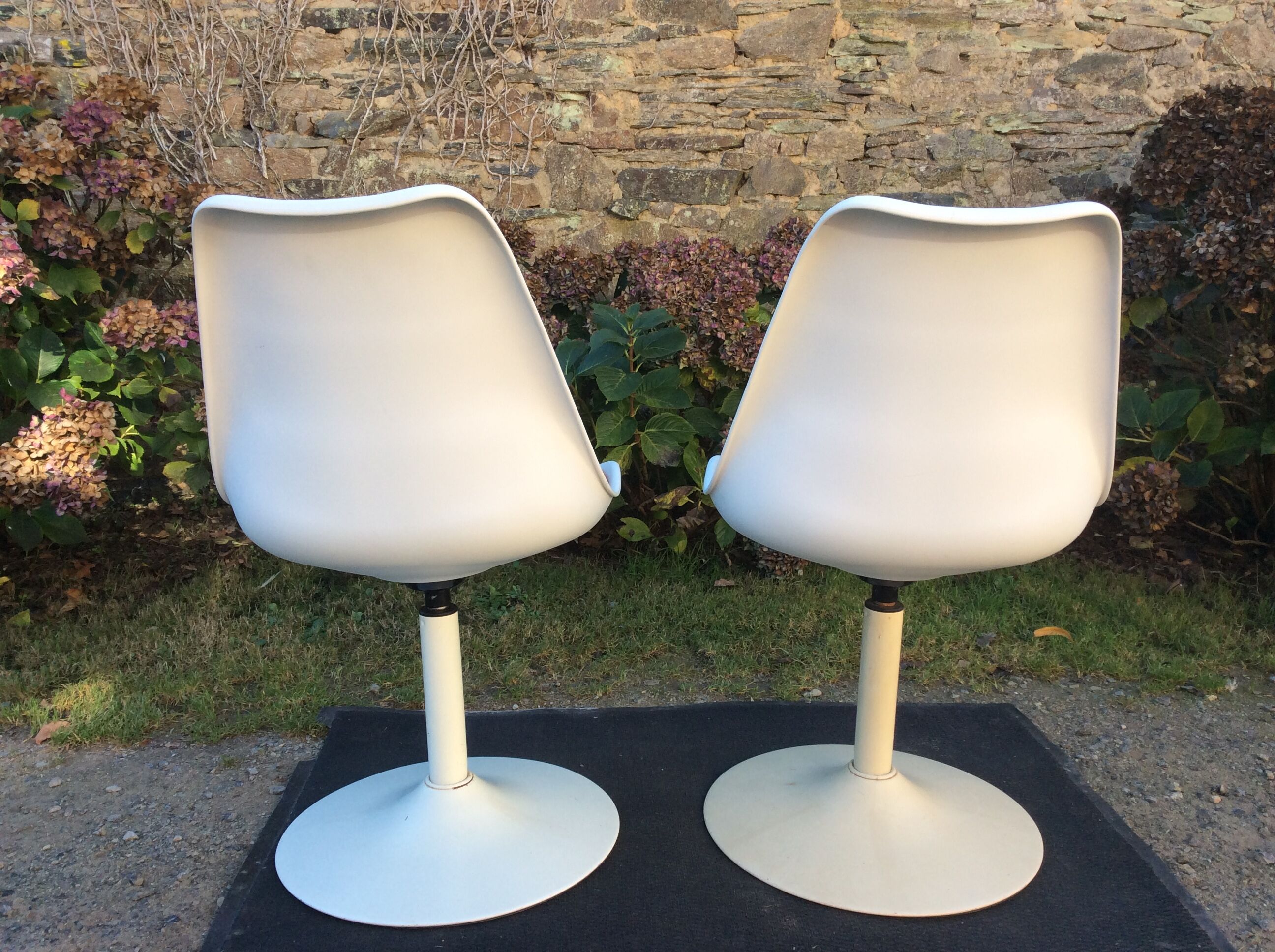 Vintage chair with tulip base in white lacquered metal pvc back and seat in orange Skaï.