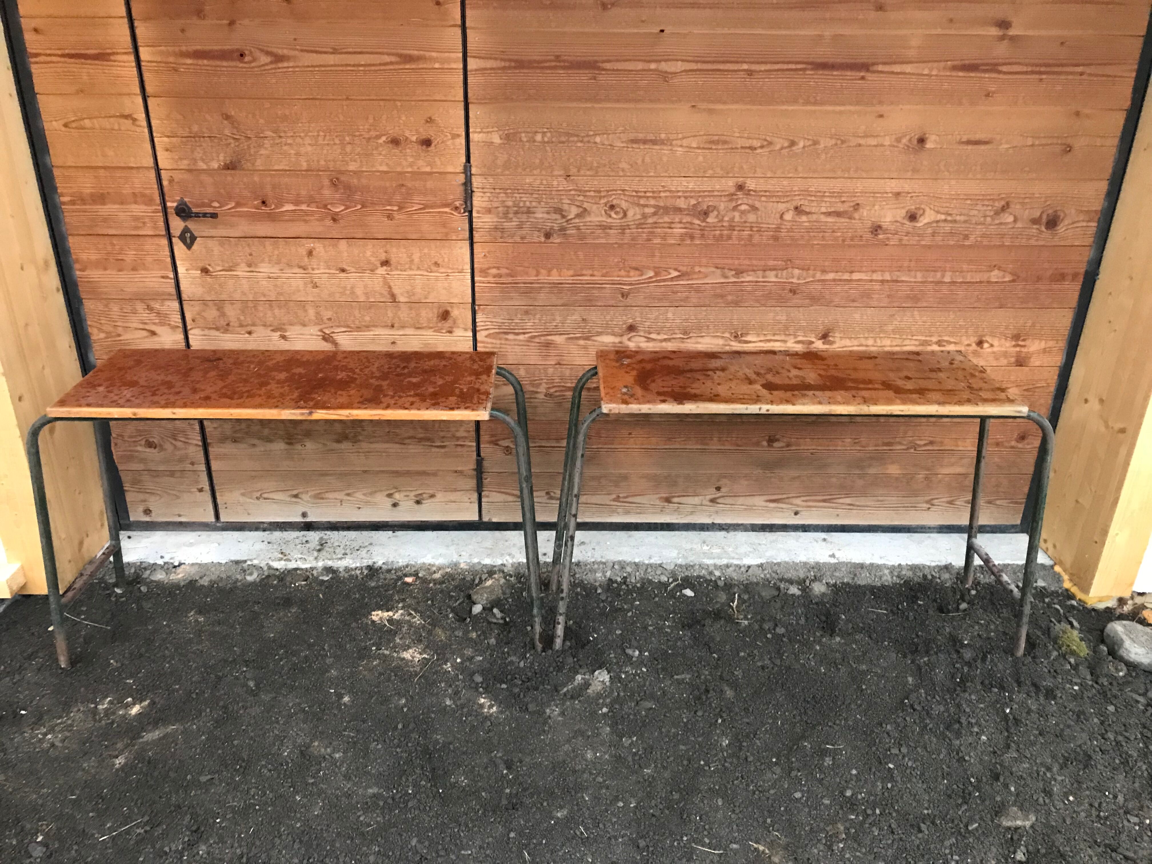 School desk with its 2 chairs