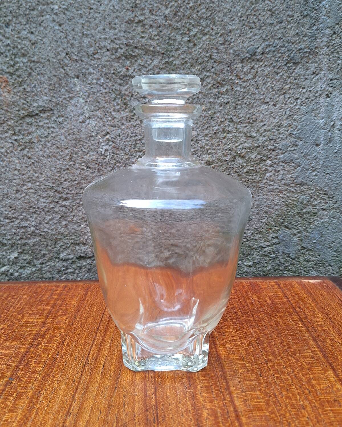 Moulded glass carafe