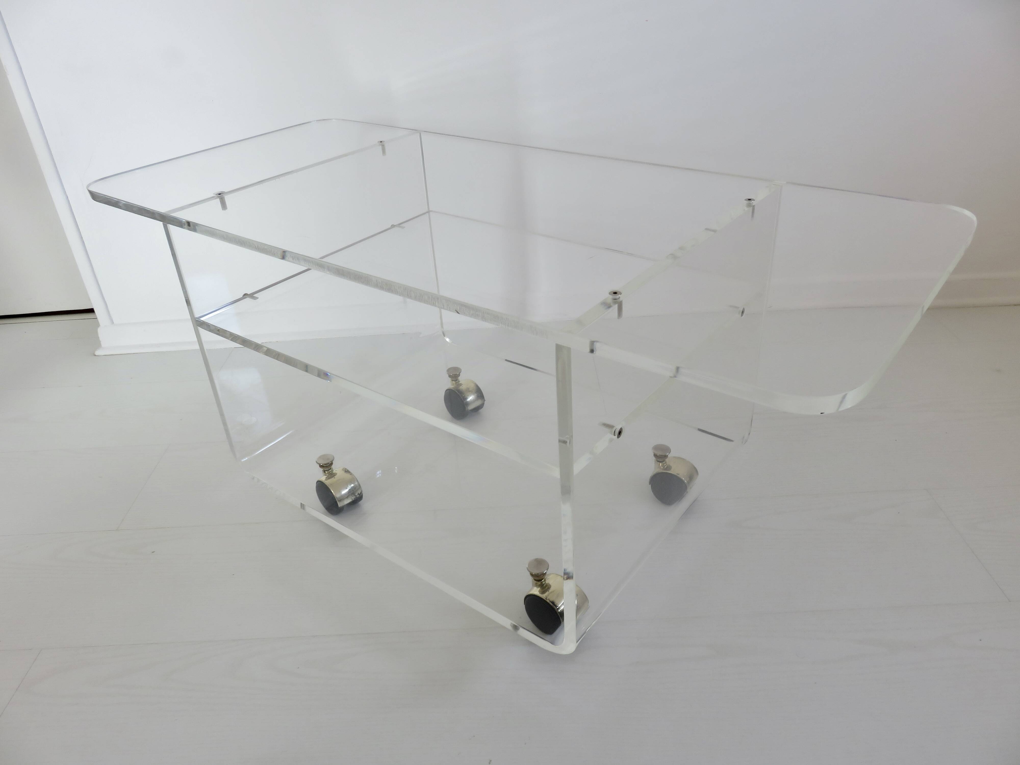 Table en plexiglas design de David Lange pour " Les invisibles du marais "