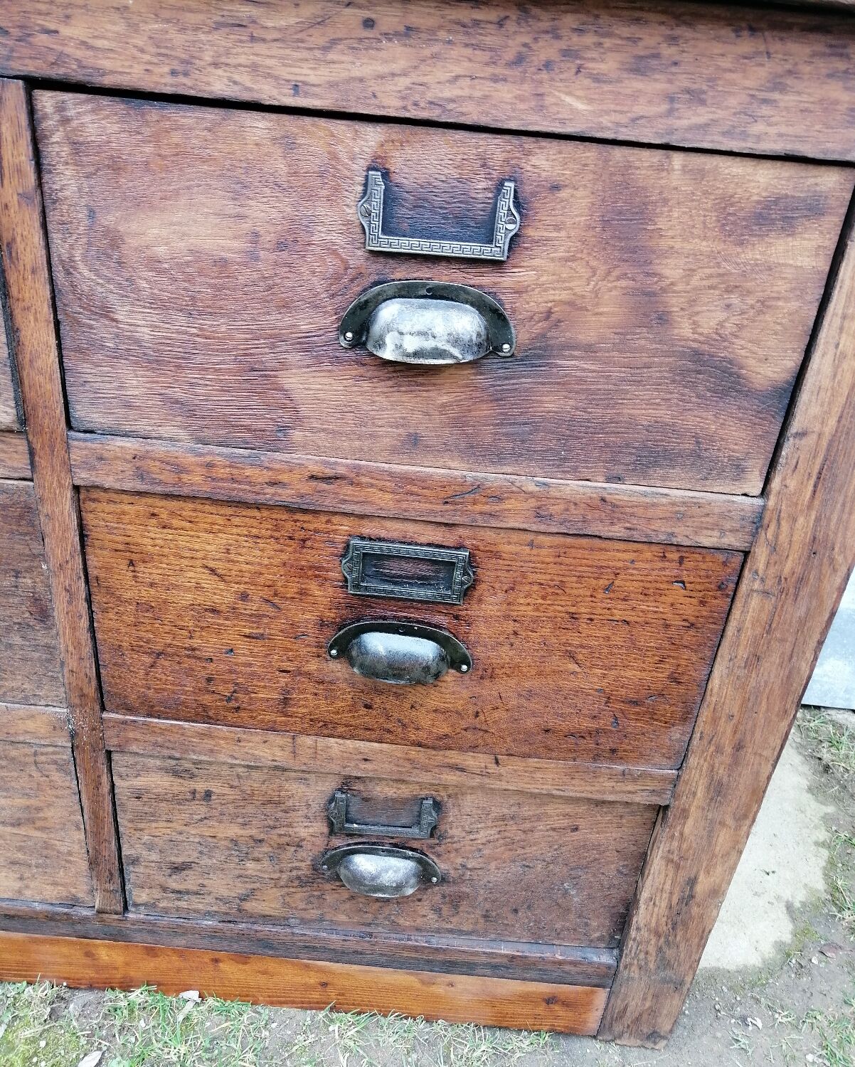 Meuble de métier en bois avec tiroirs