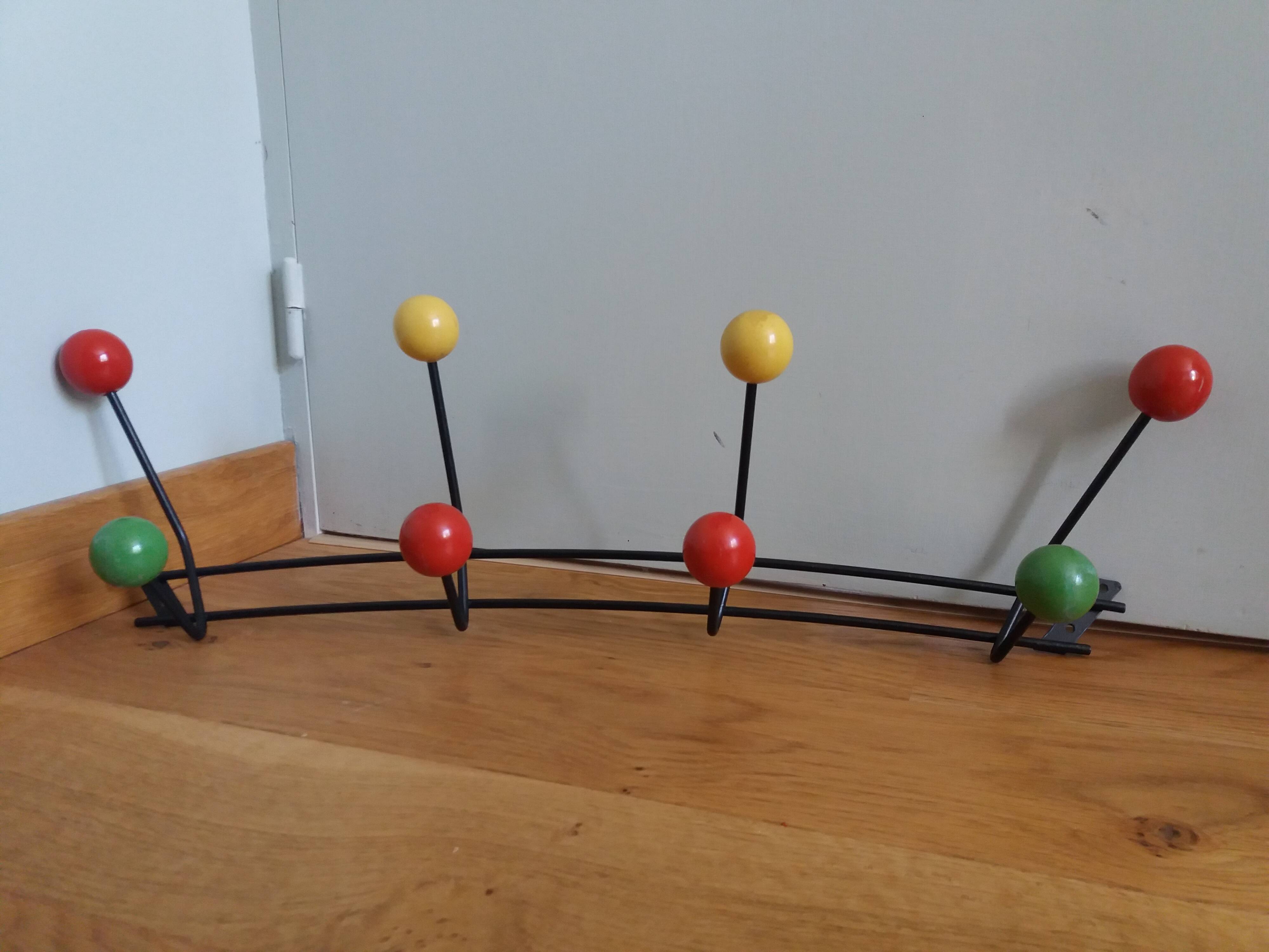 Ball coat rack