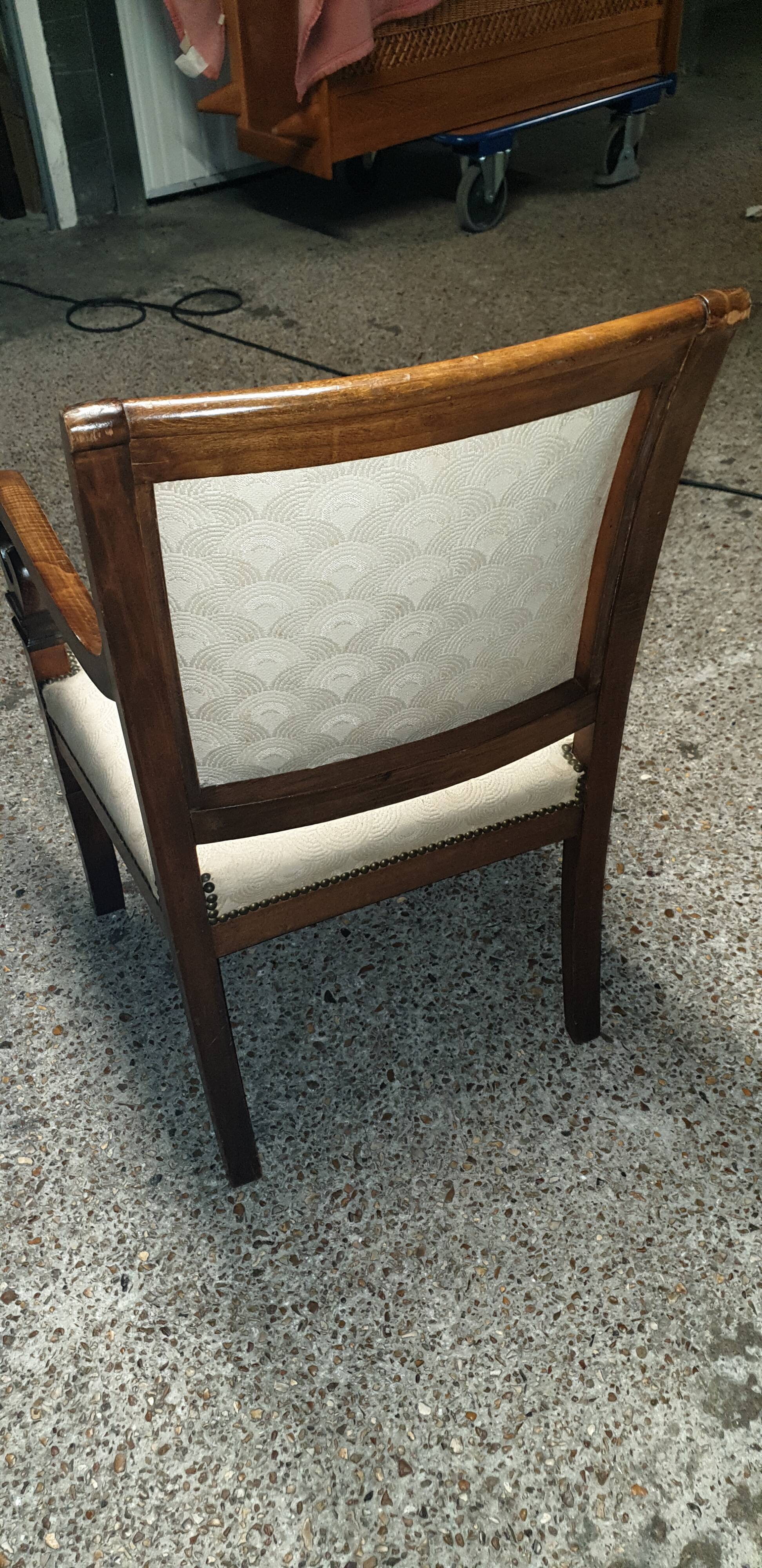 Dining armchair