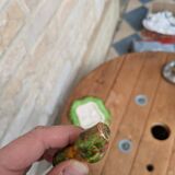 Ancienne assiette à fromage en céramique de couleur avec couteau