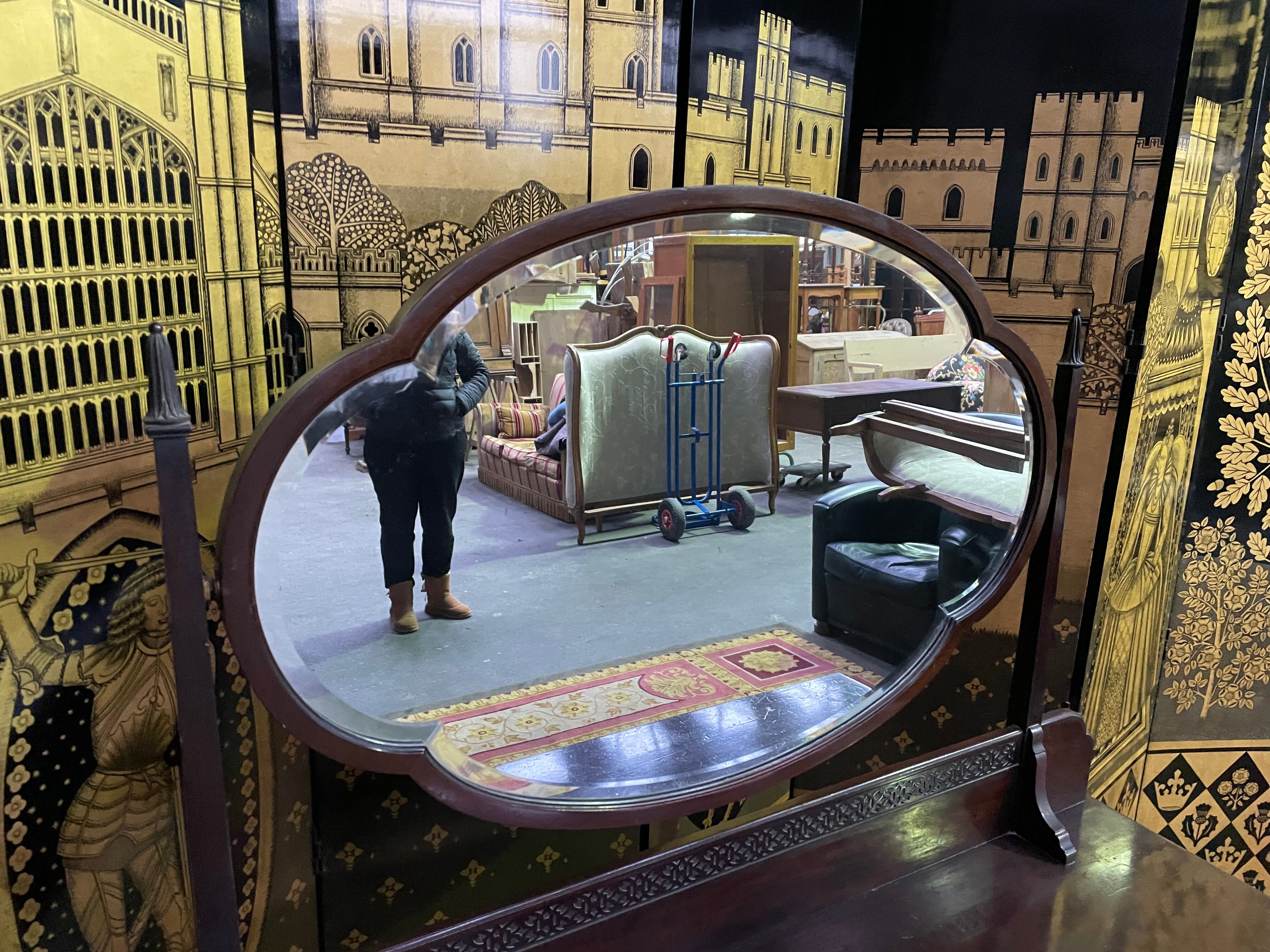 English mahogany hairdresser