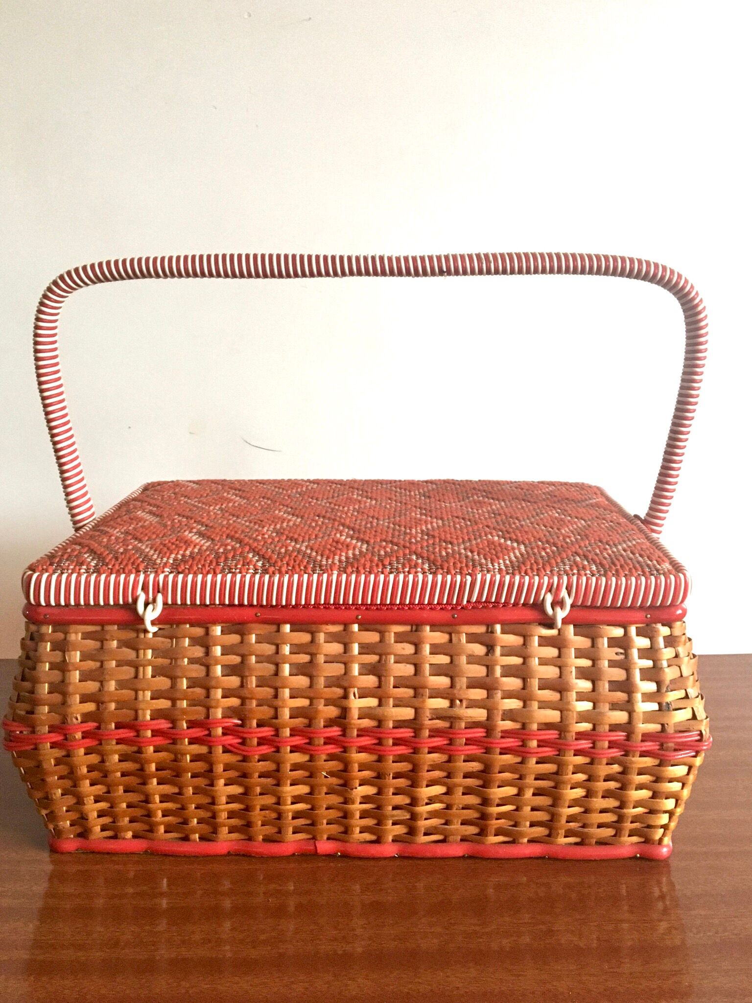 Rattan and scoubidou basket in the 1960s