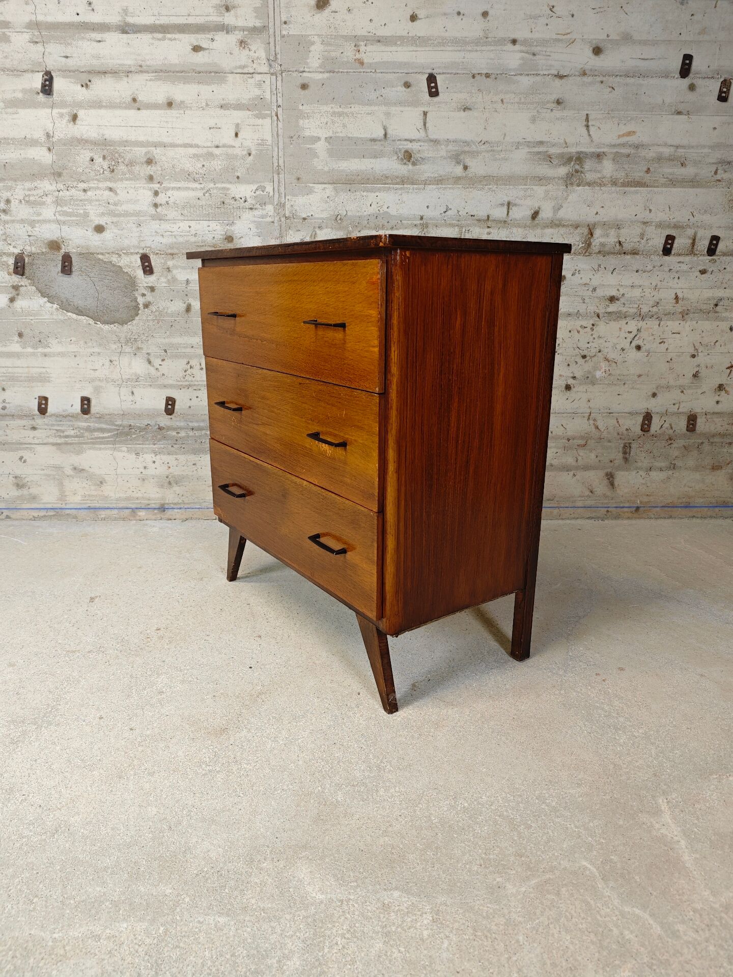 Commode vintage pieds compas