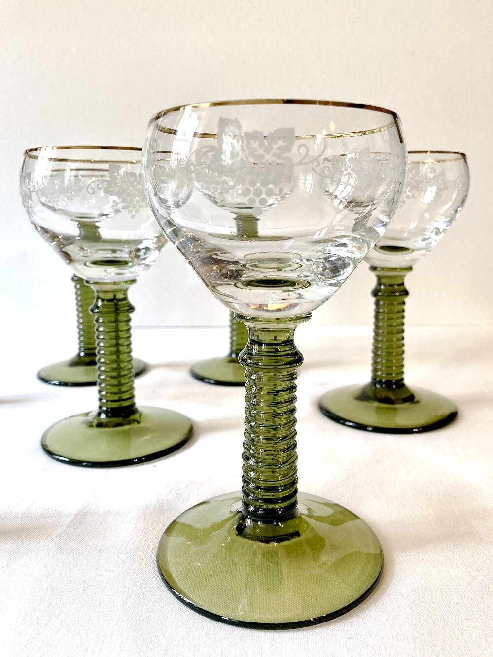 7 verres à vin d'Alsace Roemer, pieds gradins vert mousse et liseré doré