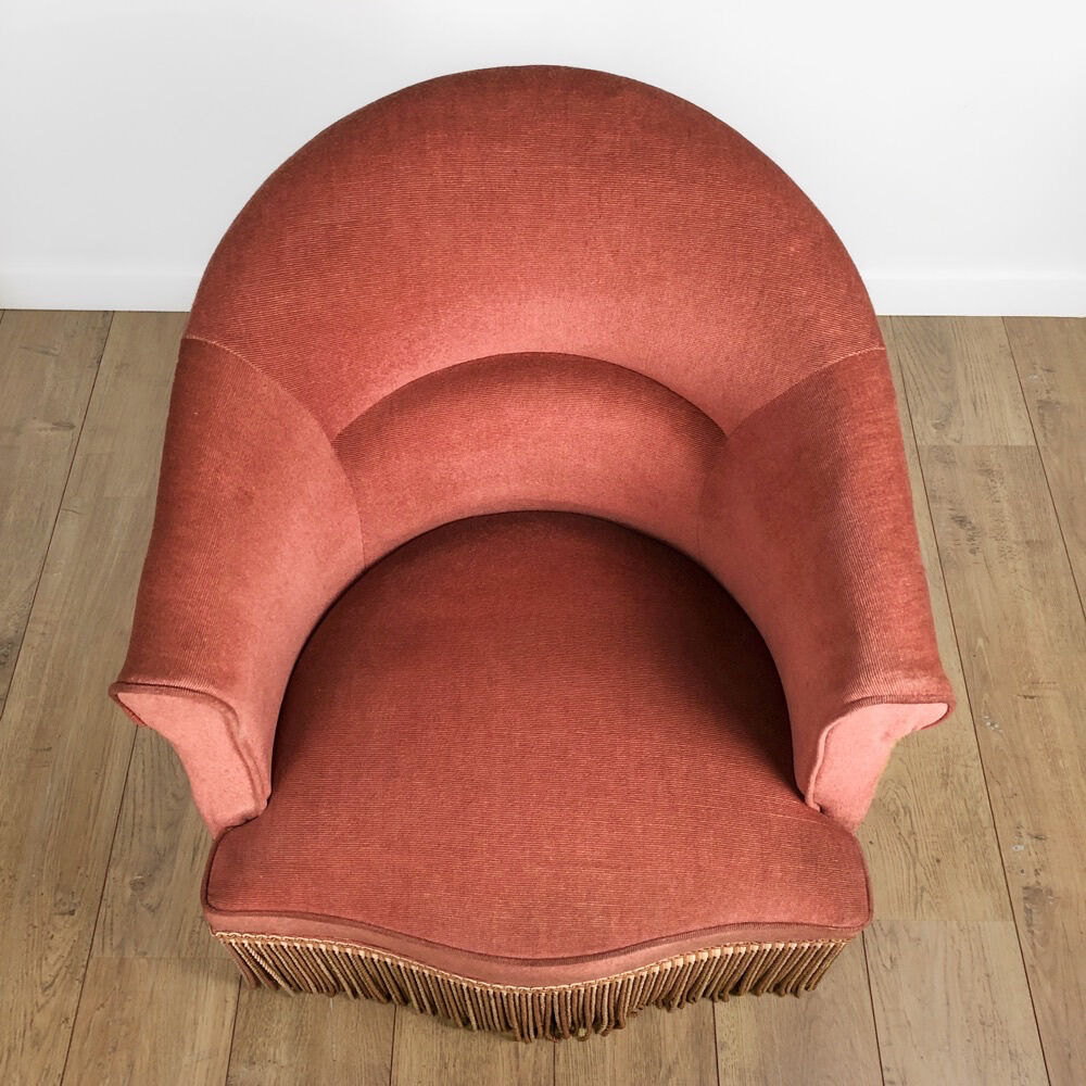 Fauteuil crapaud à franges en velour rose poudré