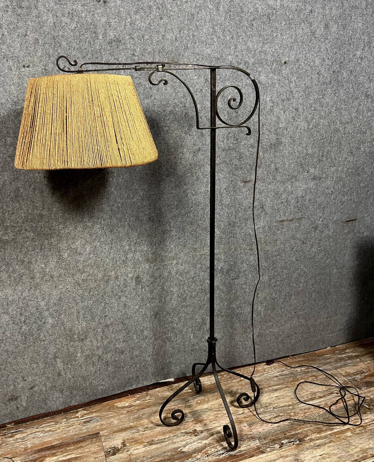 D'après Gilbert Poillerat : lampe sur pied tripode en fer forgé vers 1940