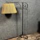 D'après Gilbert Poillerat : lampe sur pied tripode en fer forgé vers 1940