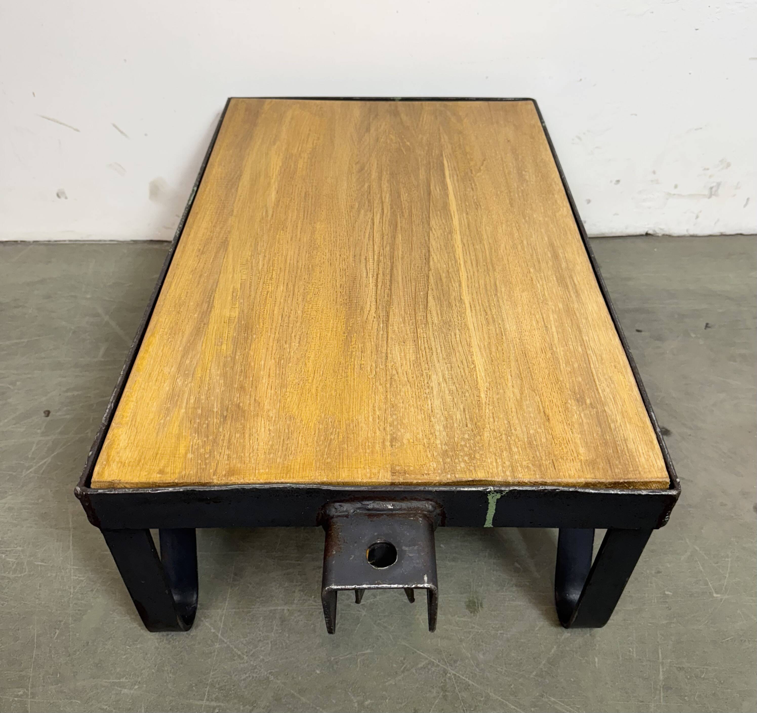 Table basse industrielle noire, années 1960