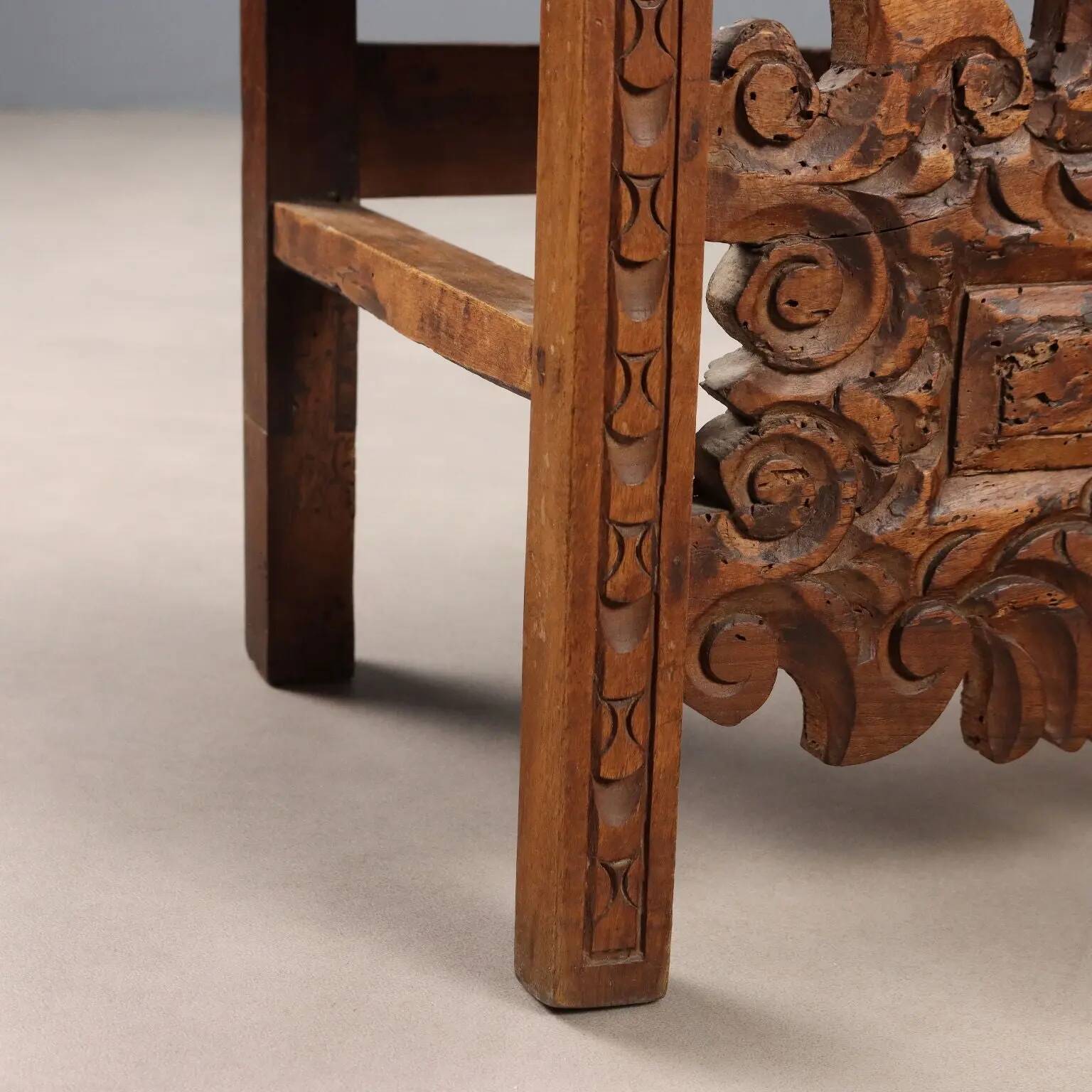 Chaise baroque ancienne en noyer sculpté, XVIIe siècle