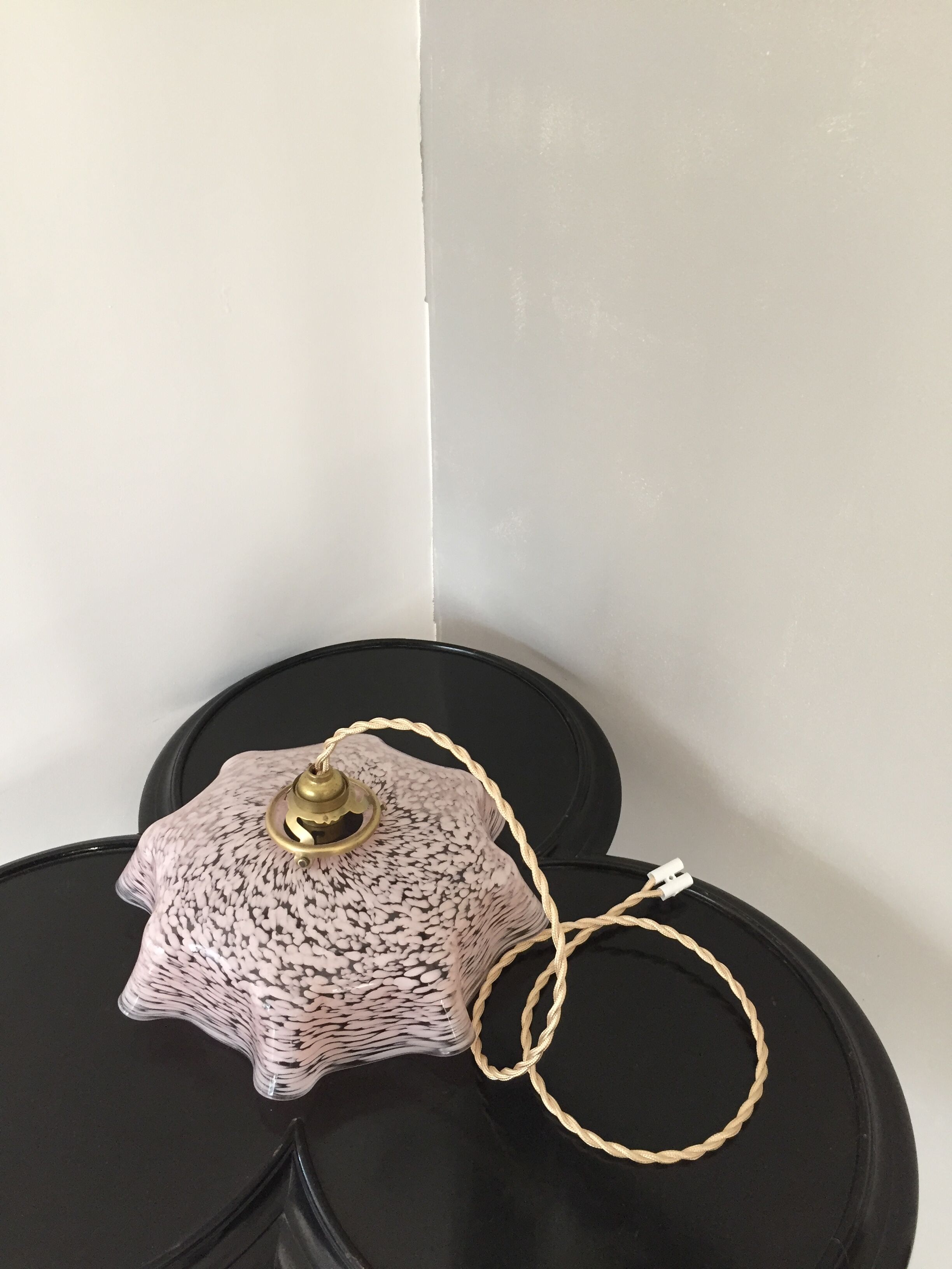 Suspension vintage opaline rose mouchetée et laiton