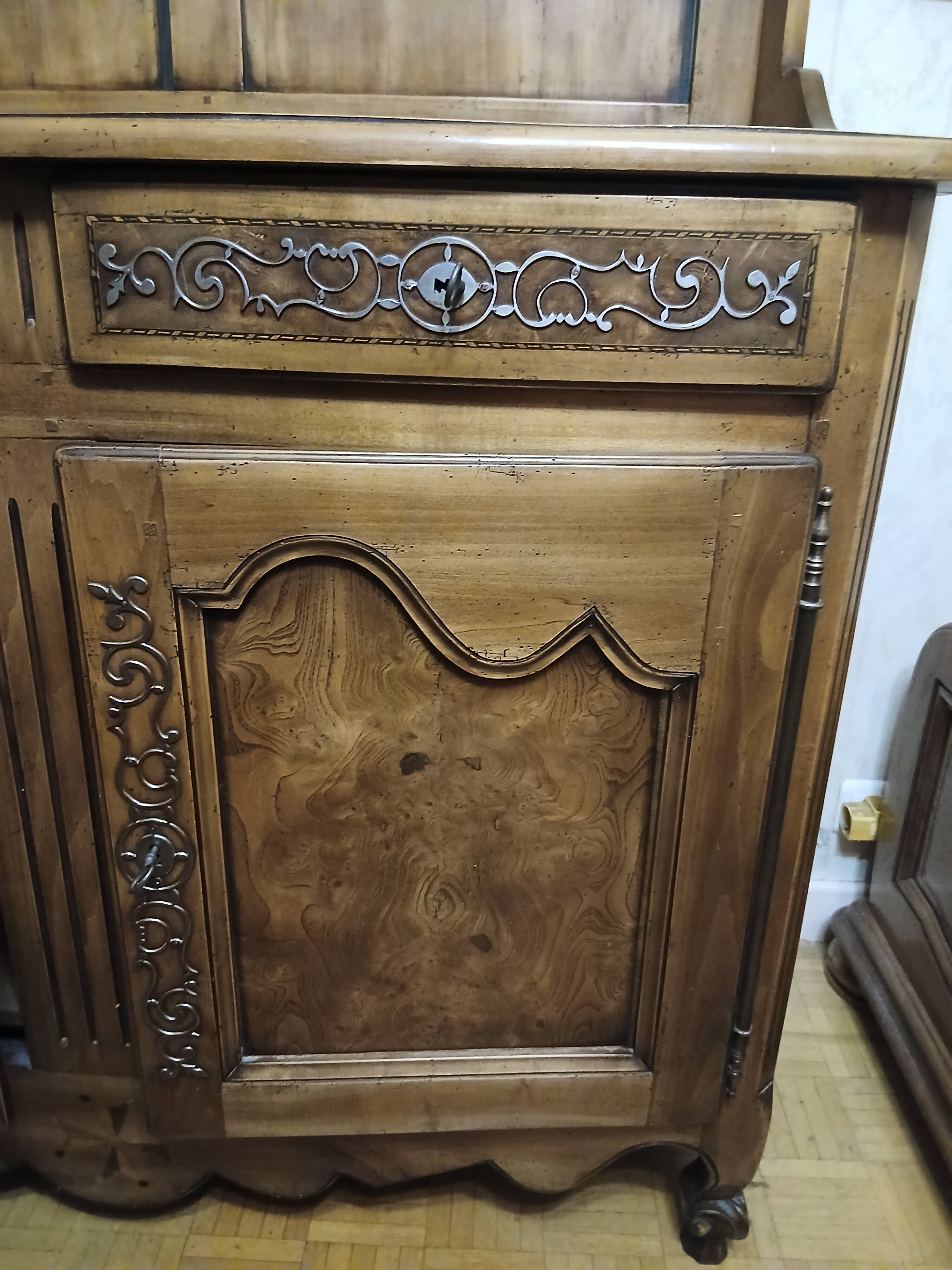 Antique Vendée dresser in solid elm by artisan Chaillou Hermouet.