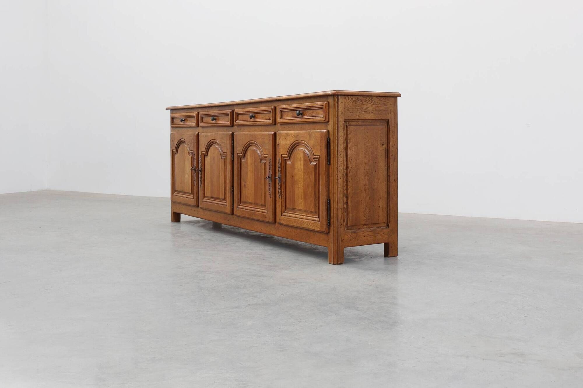 Buffet monumental en chêne par De Tonge, France, milieu du 20e siècle