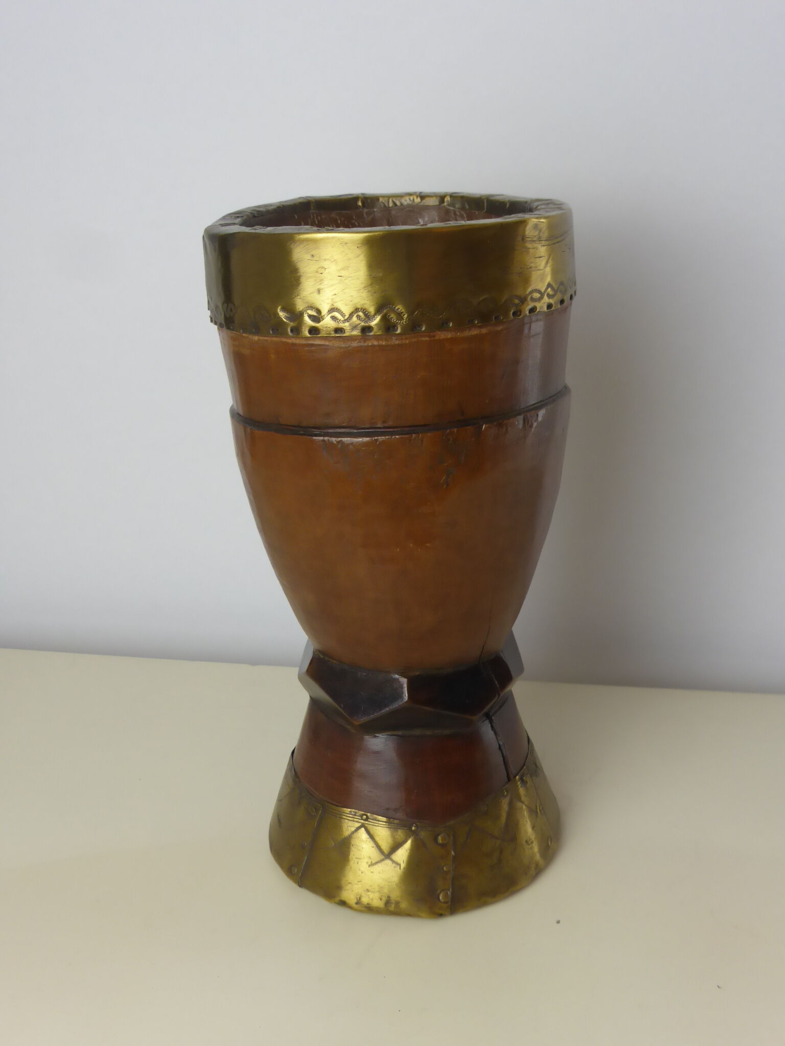 Mortier en bois sculpté orné de cerclages de laiton gravé de motifs stylisés-Bénin déb.20è