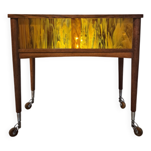 Une table en bois mobile