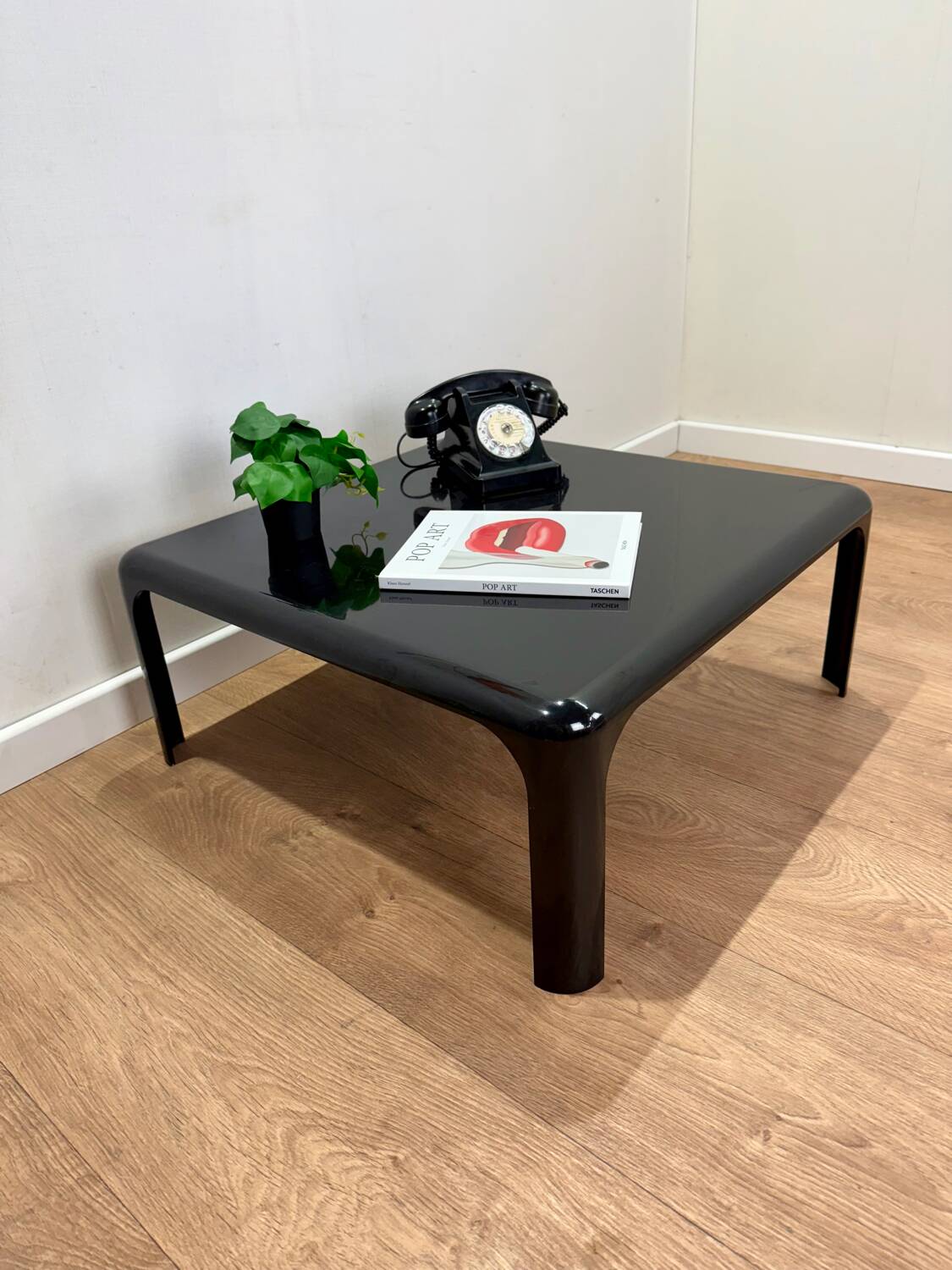 Vico Magistretti coffee table model Demetrio 70 for Artemide