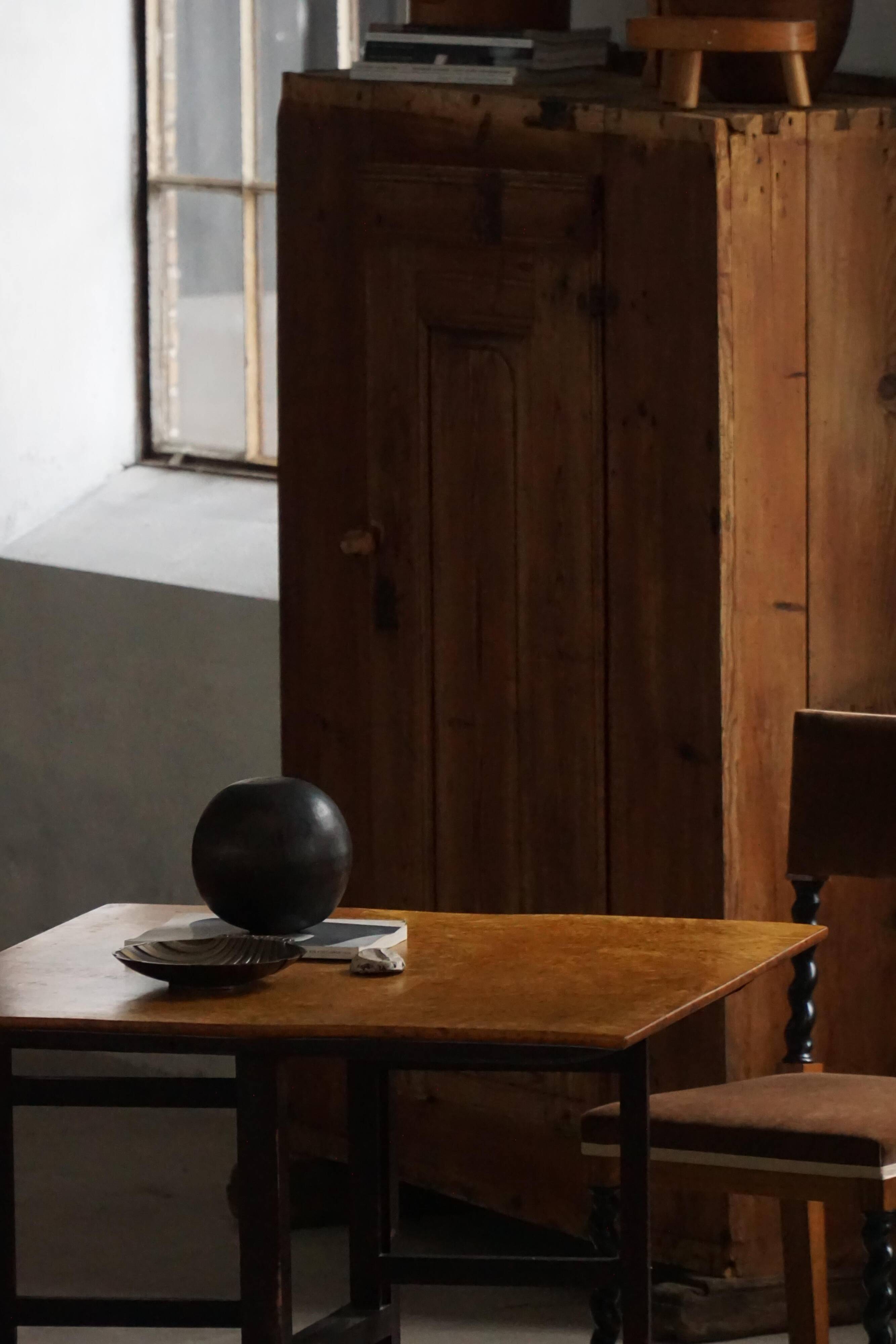 Antique Swedish table with a tilting top from the early 19th century in birch, 1800-1850s.