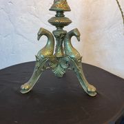Lampe pique cierge bronze tripodes décor aigle