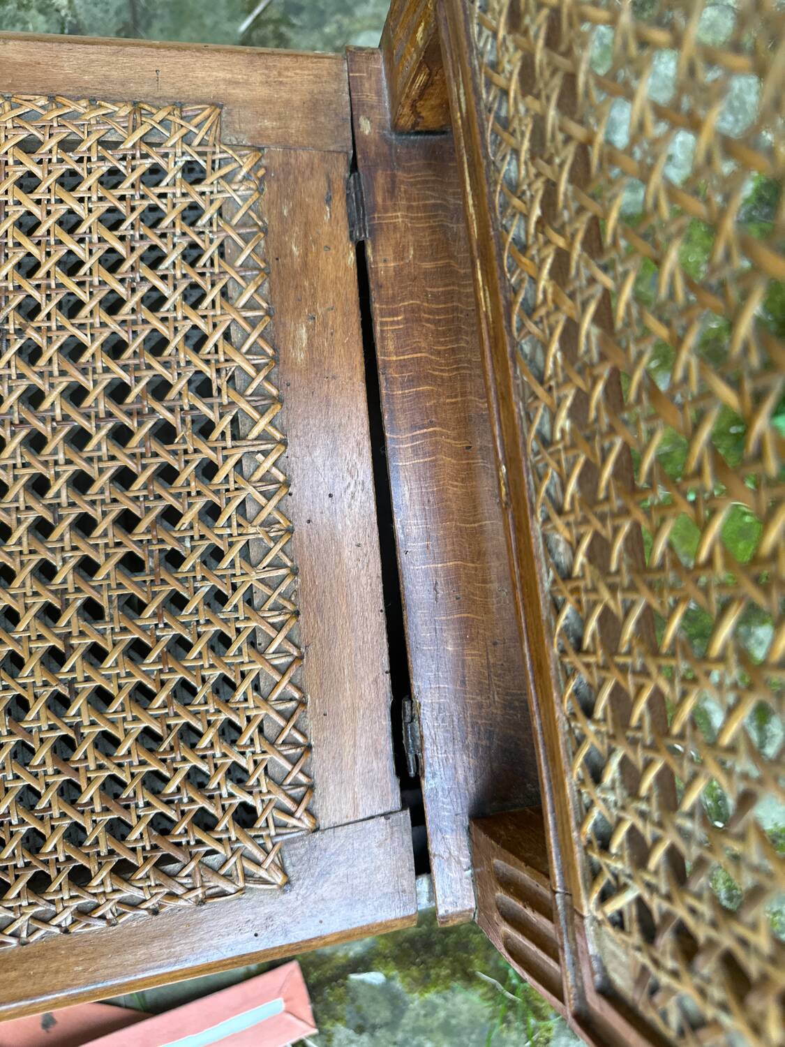 Chaise osier avec assise ouvrable