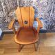 Fauteuil brutaliste en bois massif