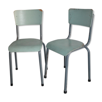 2 anciennes chaises d'école en métal et bois