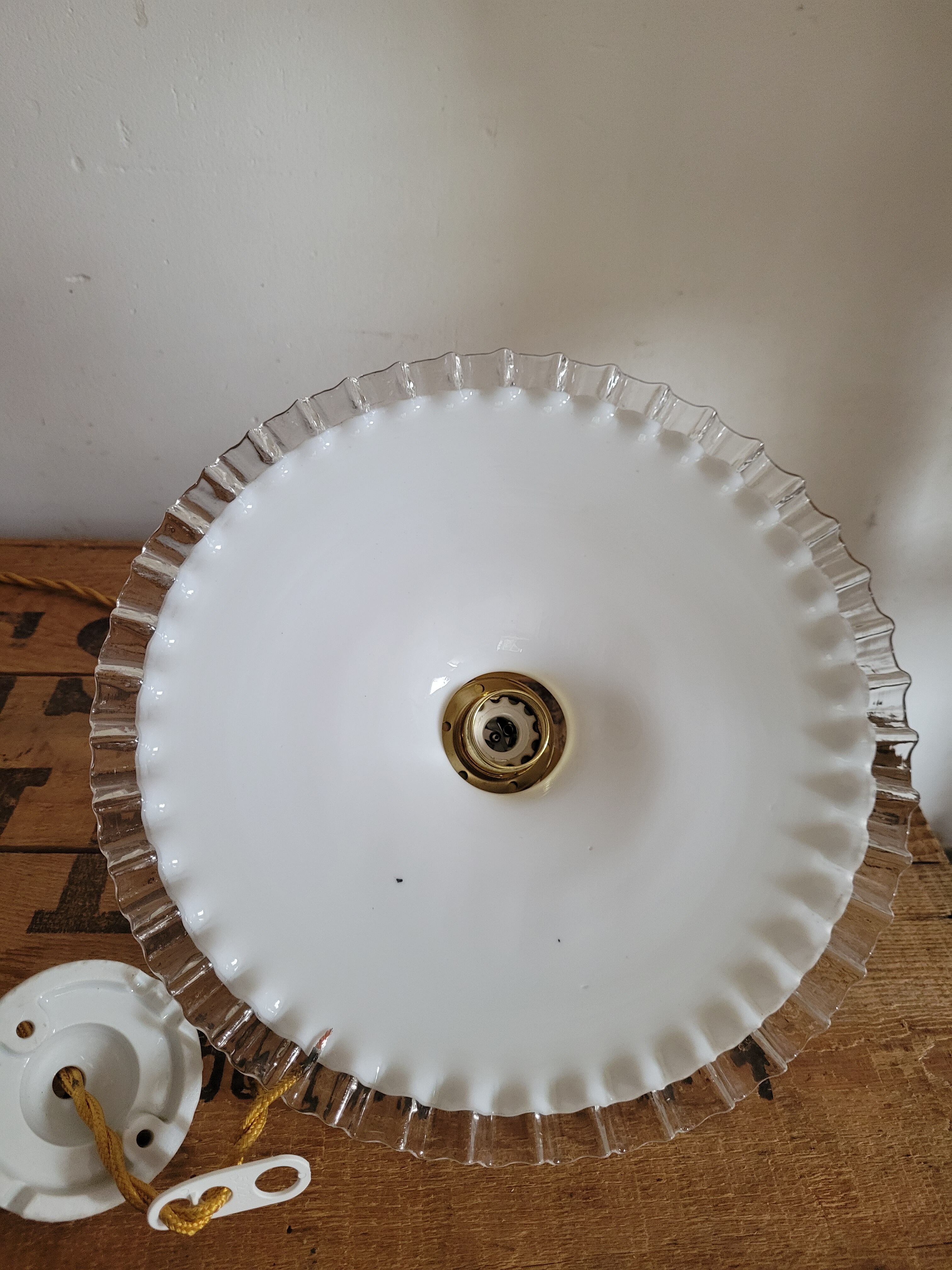 Serrated opaline suspension