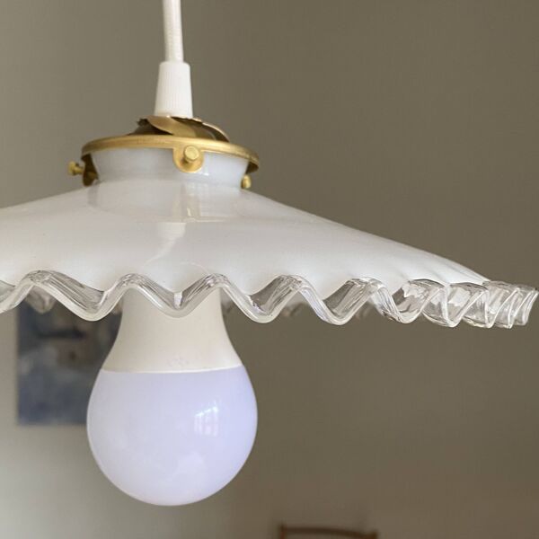 Ancienne suspension abat jour en verre opaline blanc et la bordure ondulée