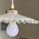 Ancienne suspension abat jour en verre opaline blanc et la bordure ondulée