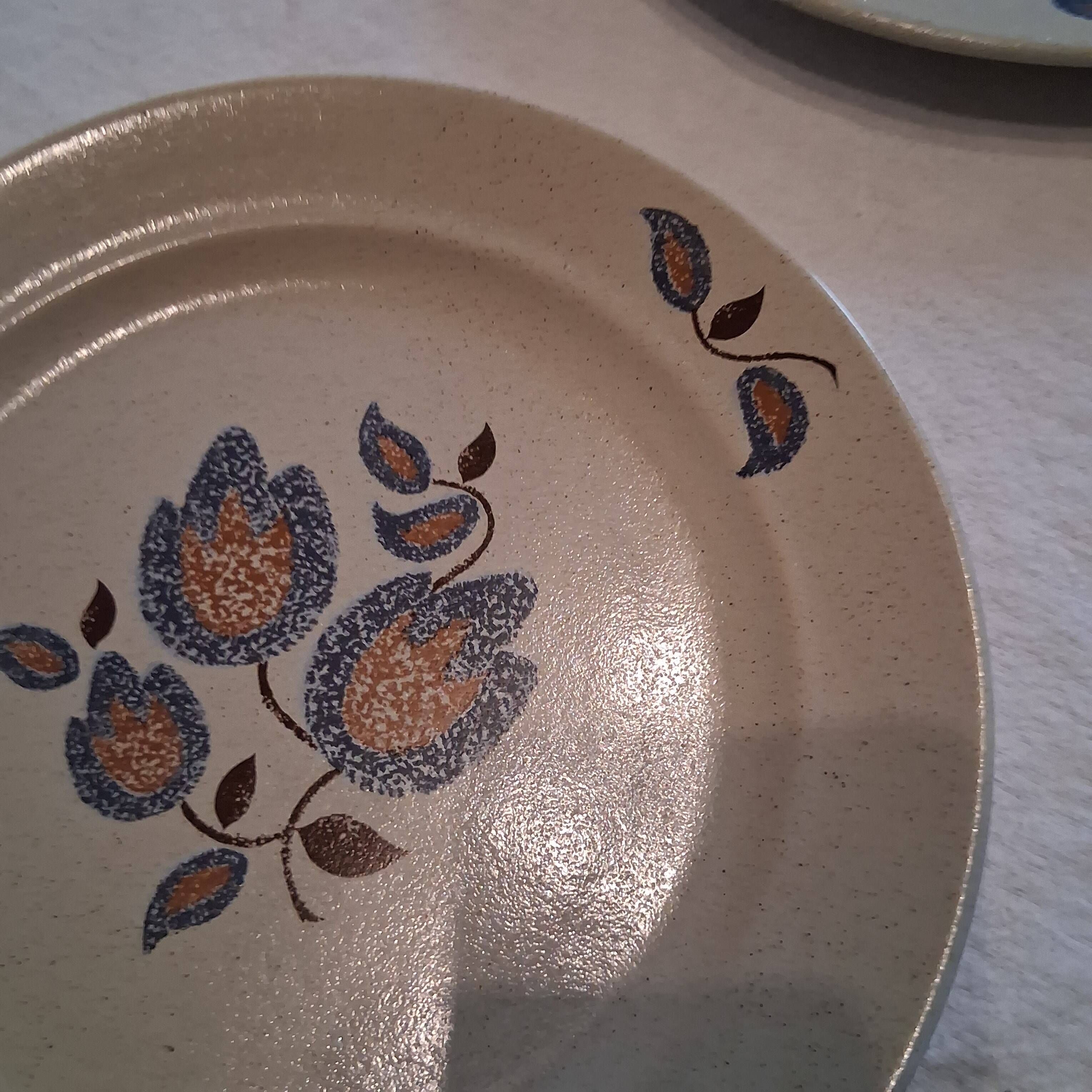 Set of 8 flat plates from St Amand model "Sologne" in good condition.