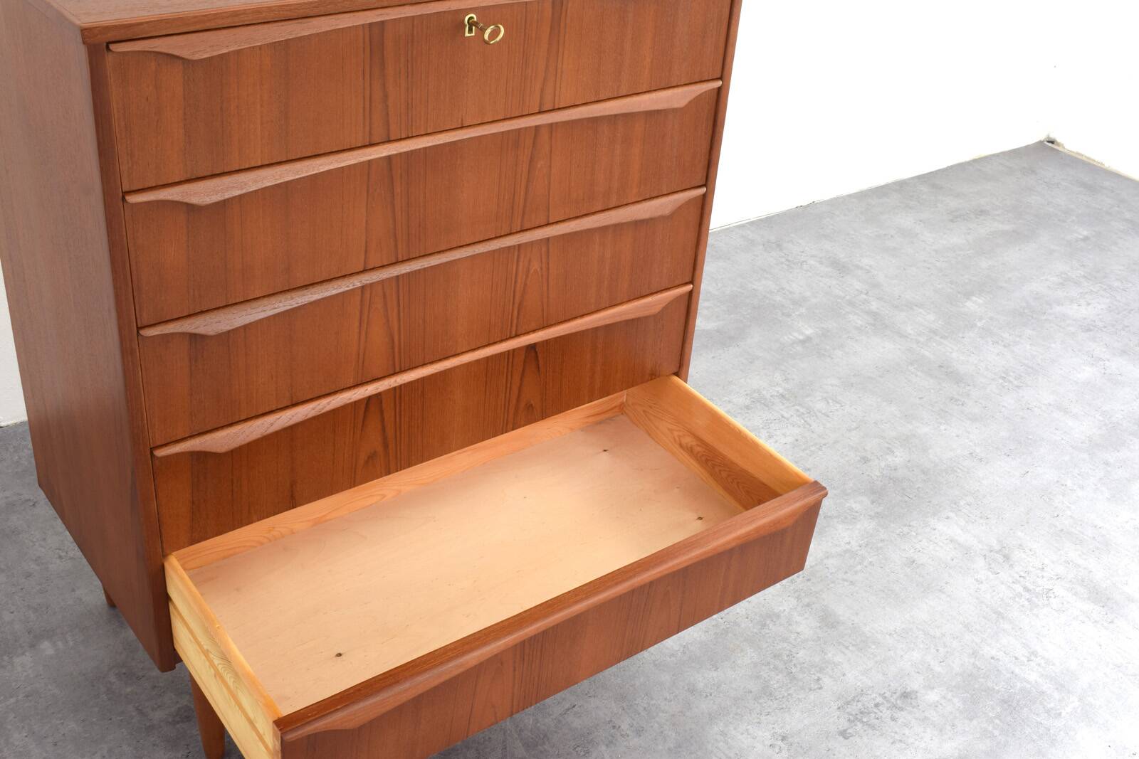 Commode en teck danois des années 1960.