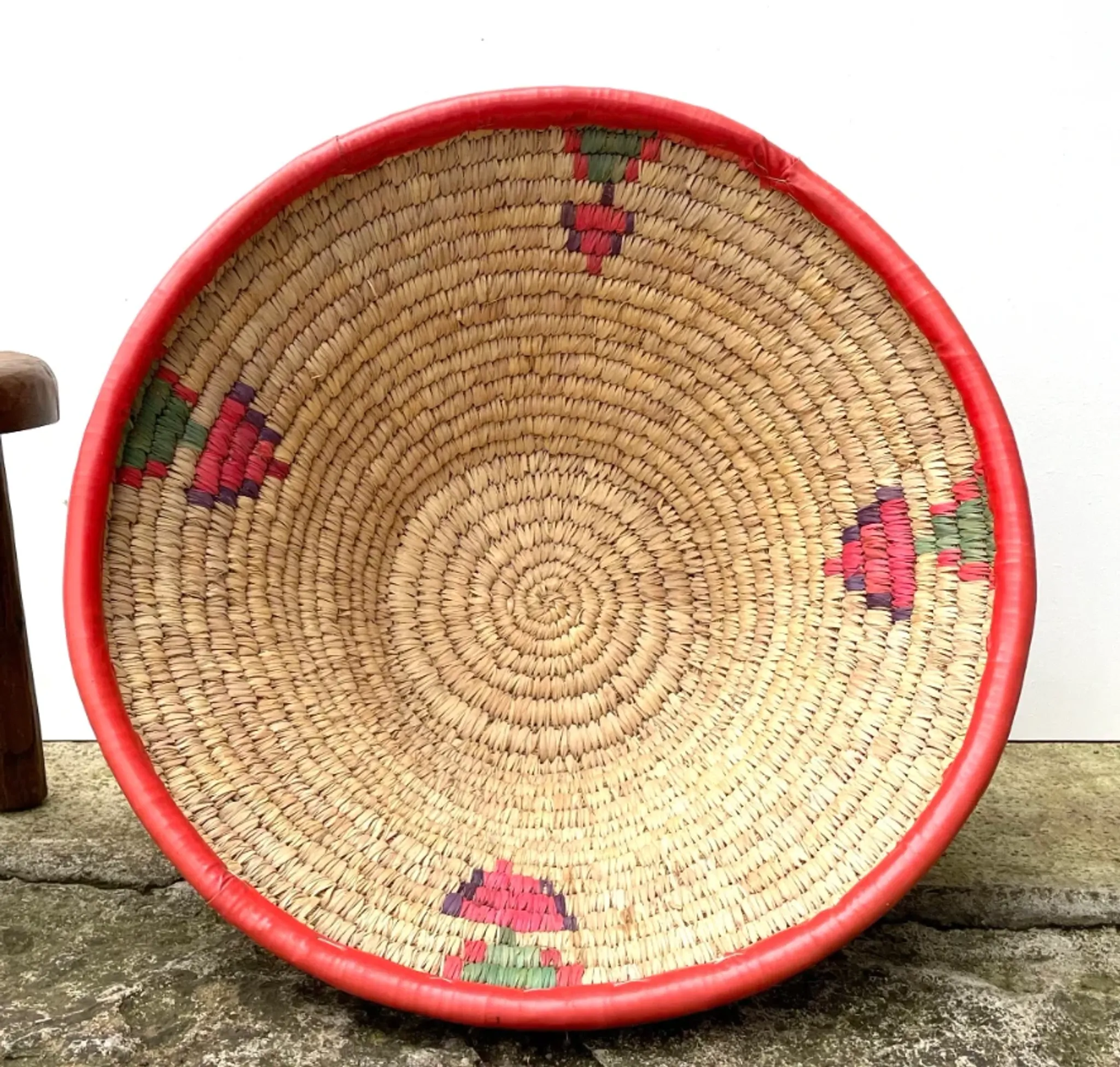 Large covered Moroccan basket made of woven wicker, 70s folk style.