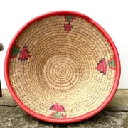 Large covered Moroccan basket made of woven wicker, 70s folk style.