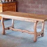 Table rustique en chêne.
