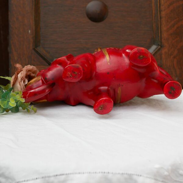 Une paire de vases en céramique rouge et or en forme d'éléphant, années 194