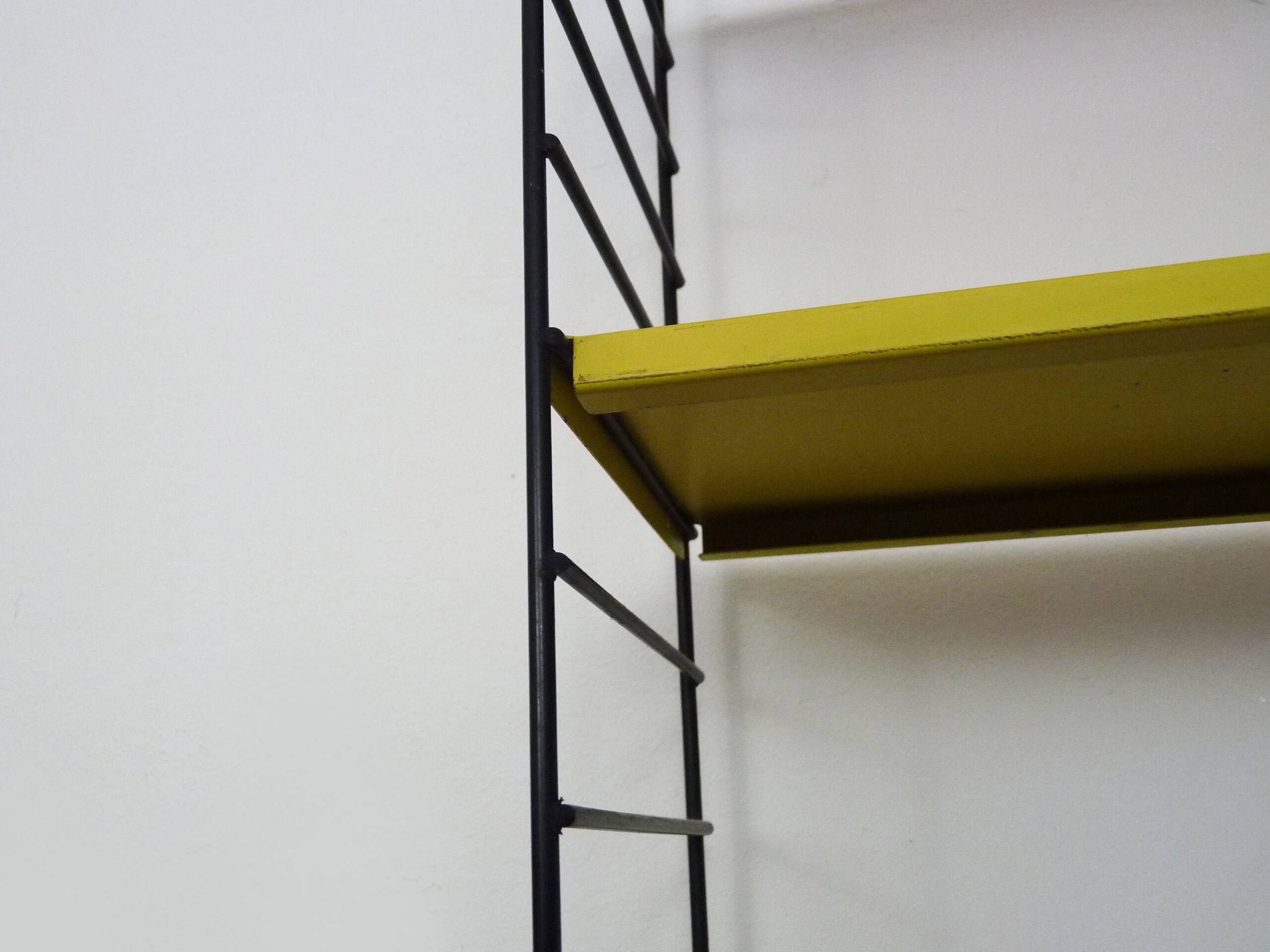 Vintage design shelf String Tomado Holland by Adriaan Dekker, Pilastro.