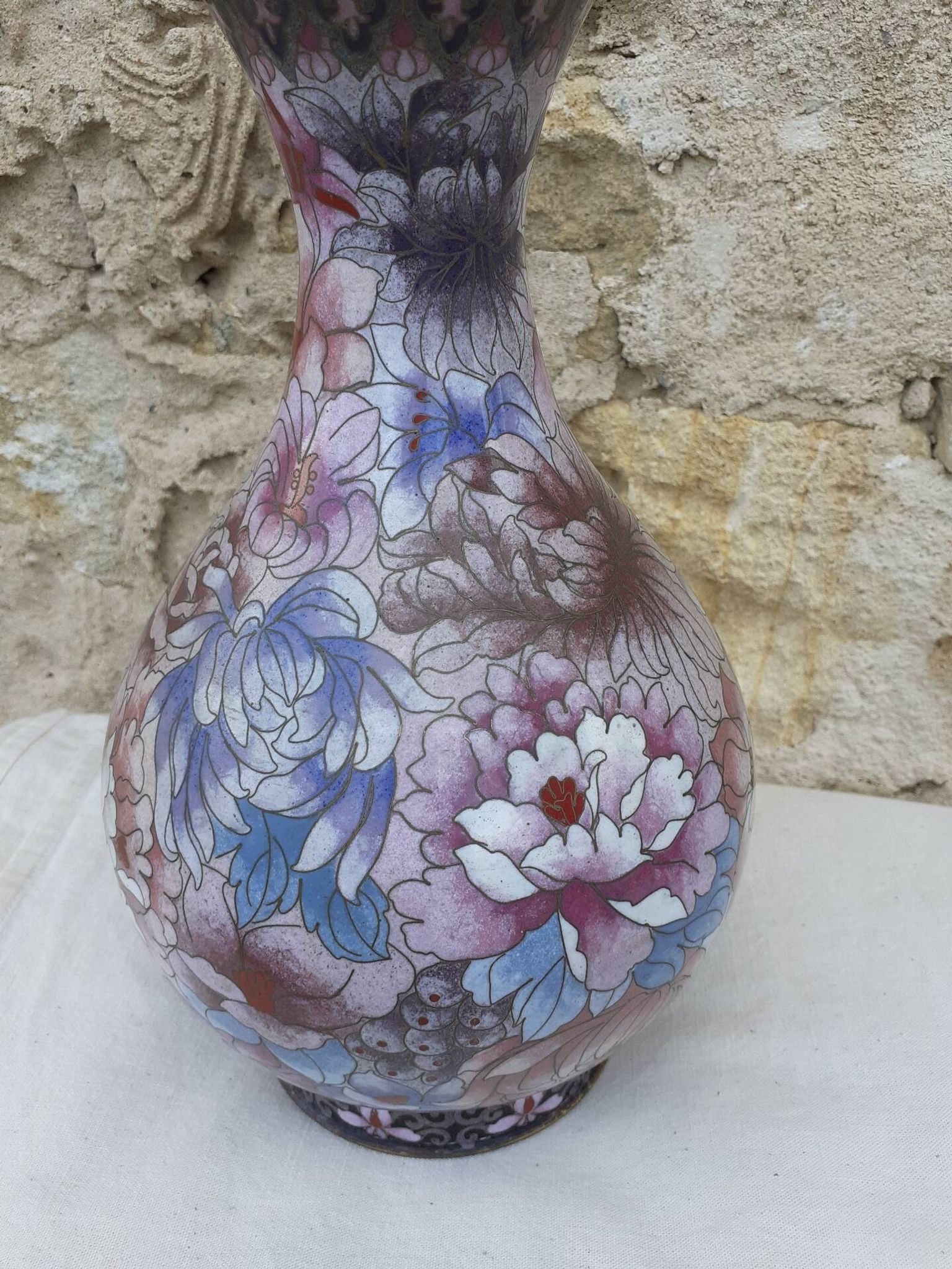 Vase in cloisonné enamel.