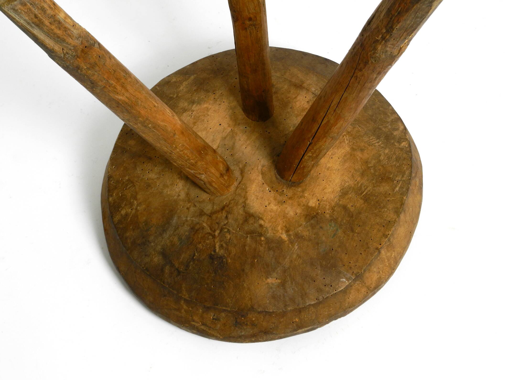 Tabouret en bois massif à trois pieds, sculpté à la main des années 1900, avec une patine fantastique.