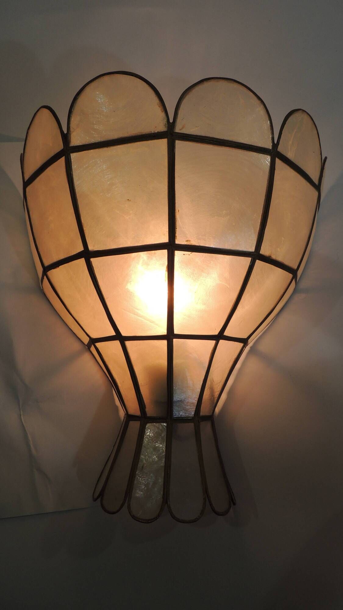 Pair of vintage mother-of-pearl and brass wall sconces – Floral shape