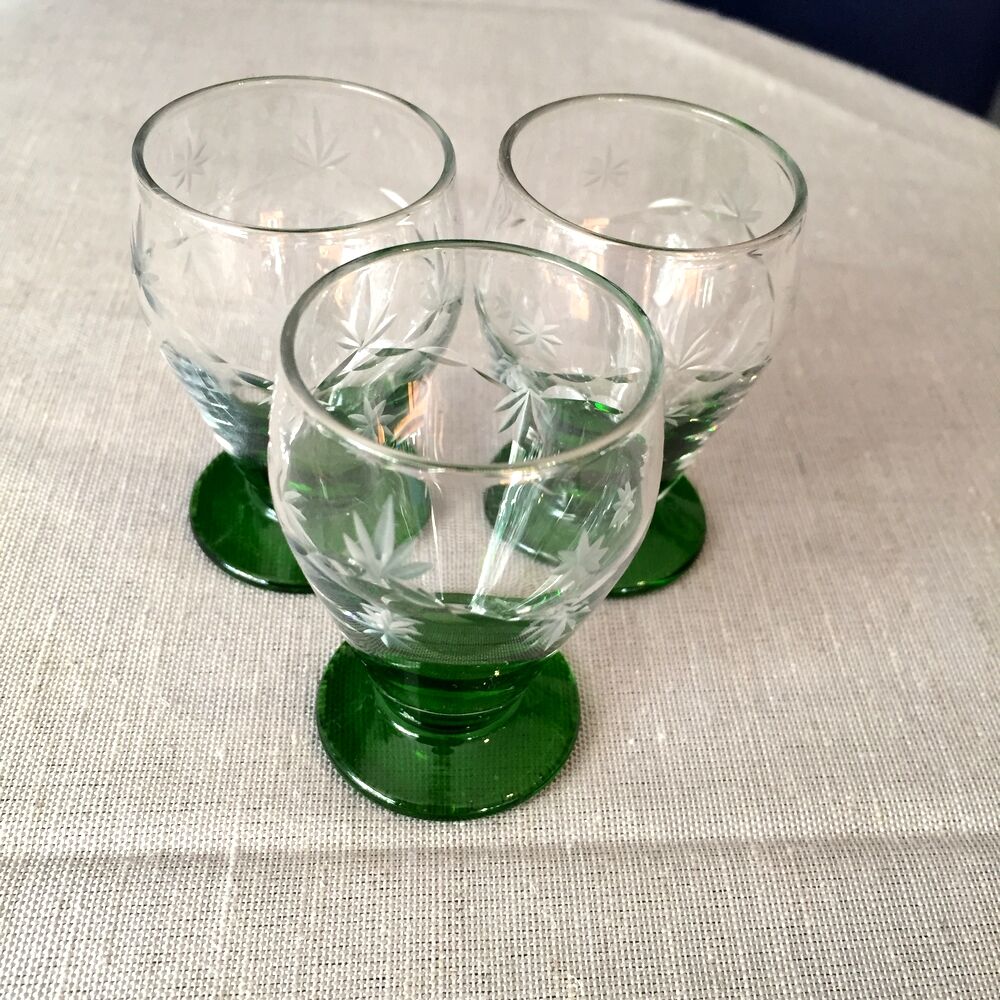 Carafe liquor service with 9 two-tone glasses