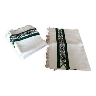 Set of 5 napkins and a table runner