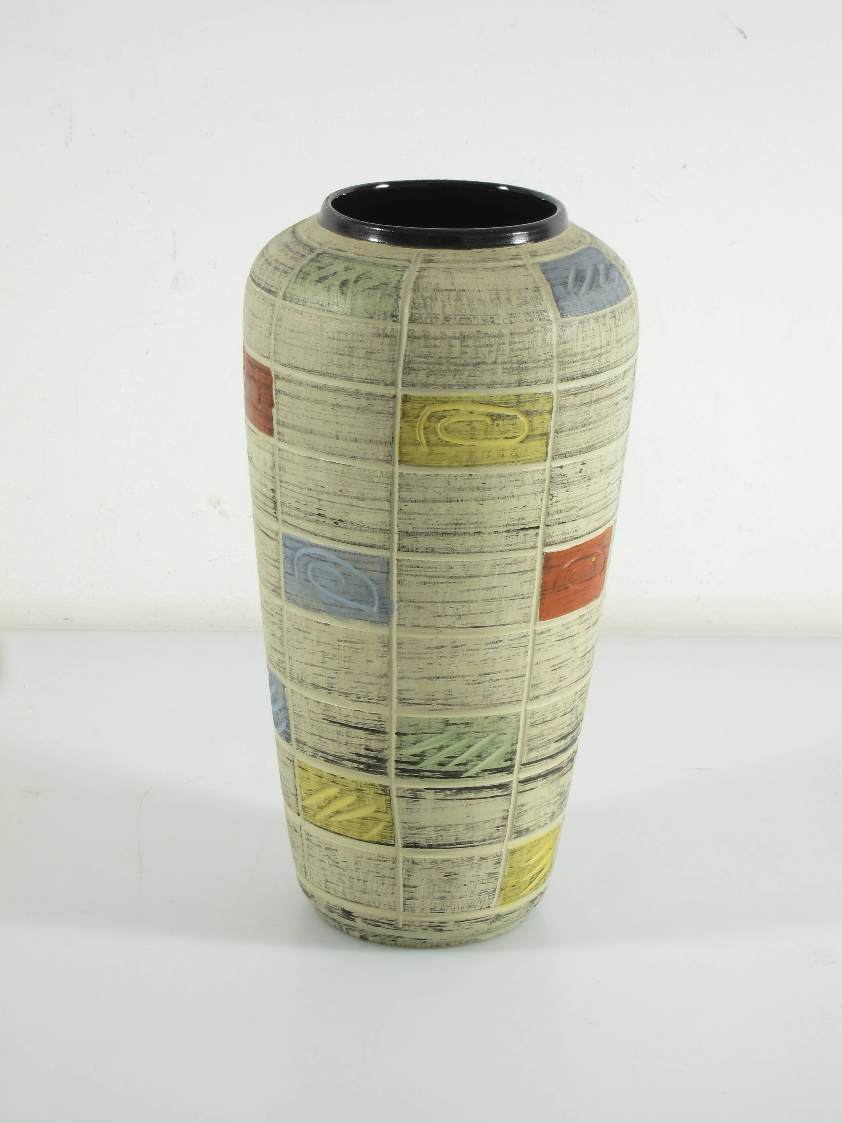 Vase en céramique des années 1950 avec relief, design bleu, rouge et jaune, 31 cm