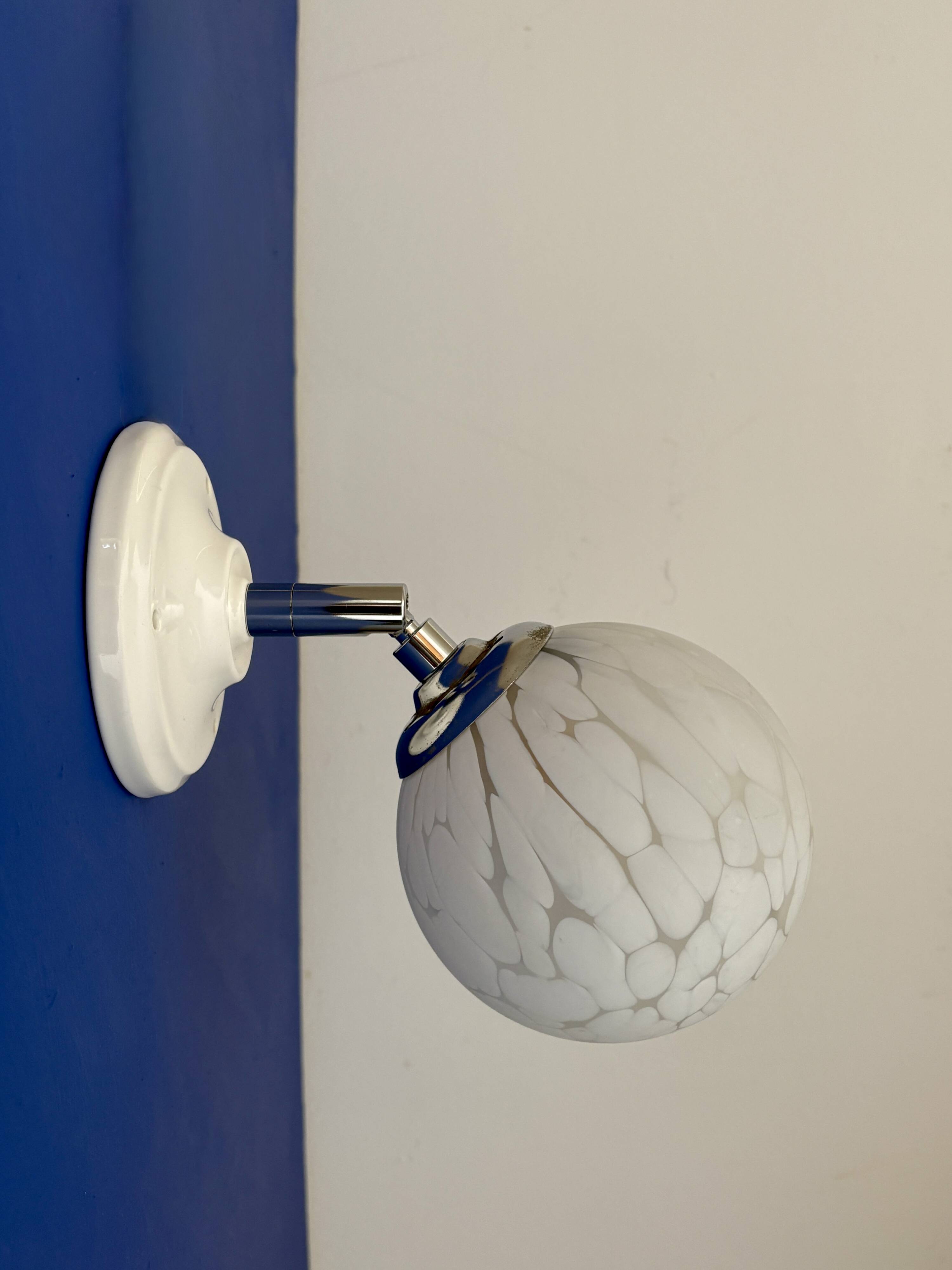 Applique globe vintage en verre de Clichy blanc